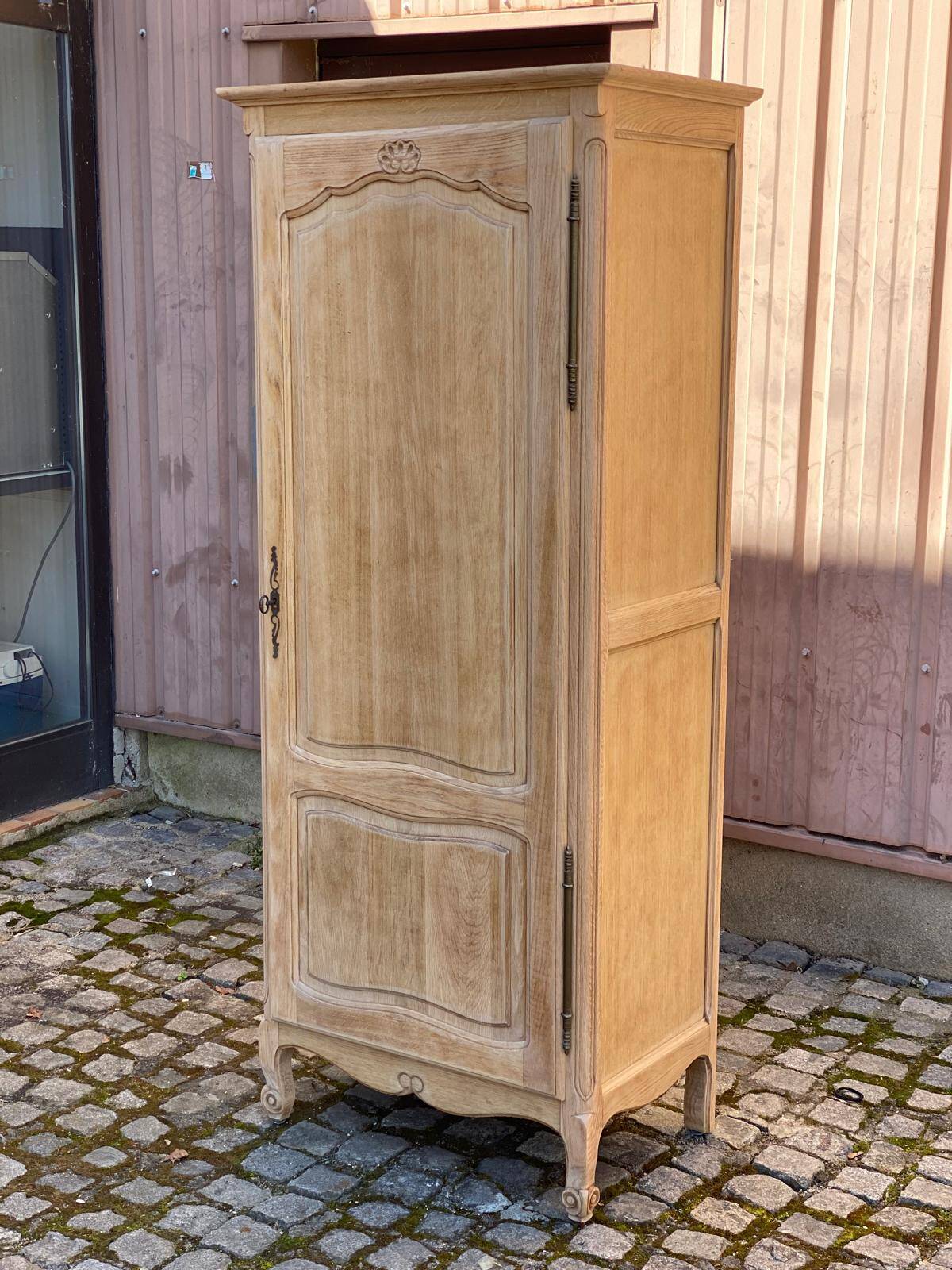 Armoire d'internat Louis XV rénovée en chêne brut bonnetière Riskoff
