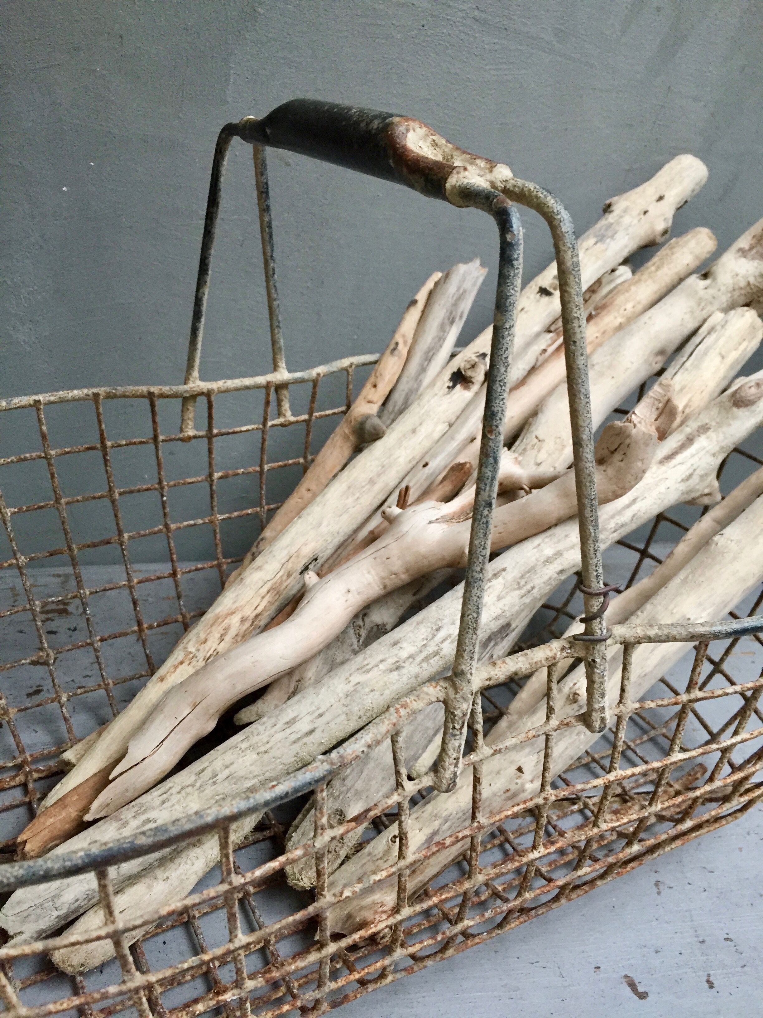 Fishing basket on foot