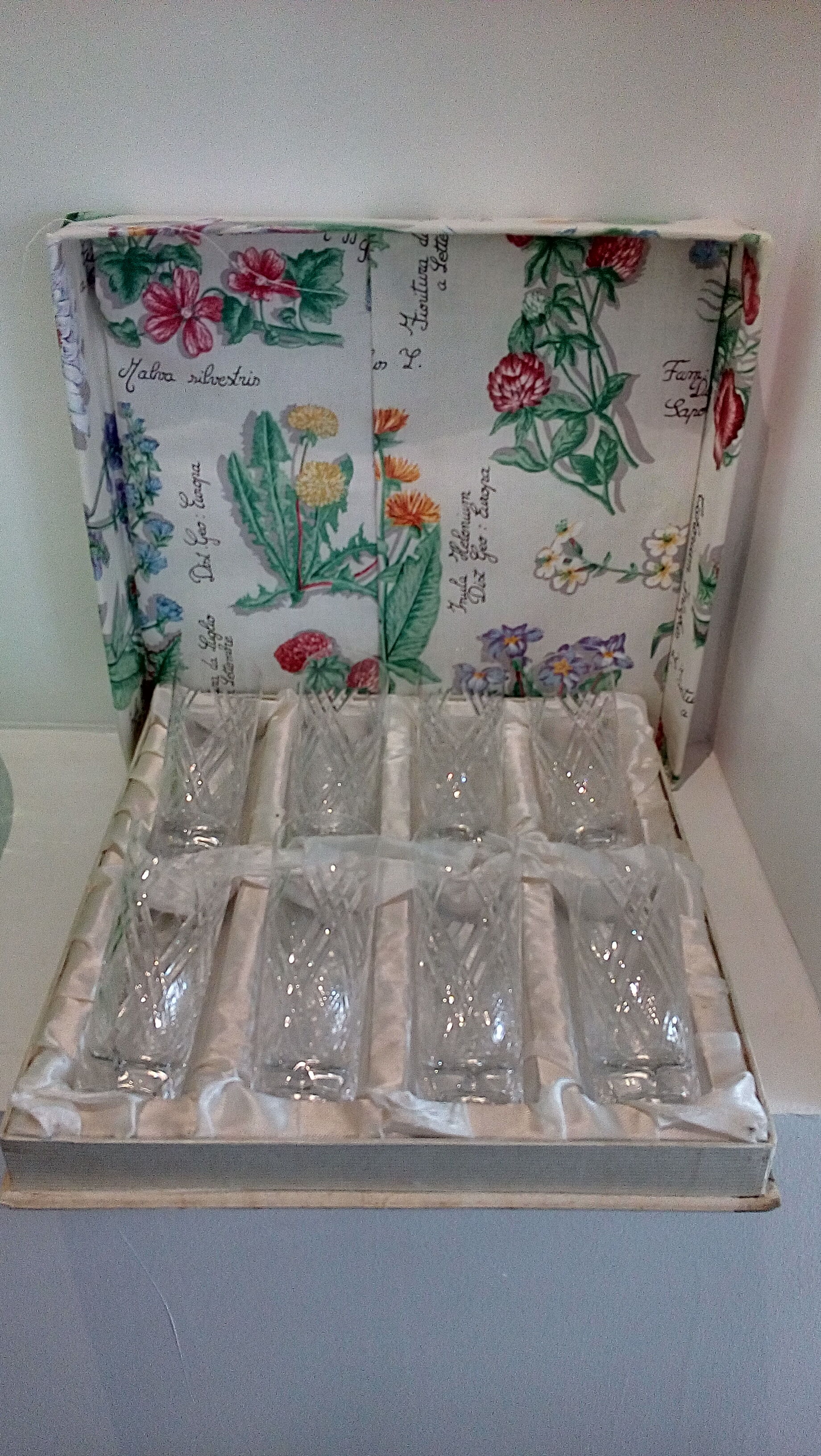 Set of 8 cut crystal glasses