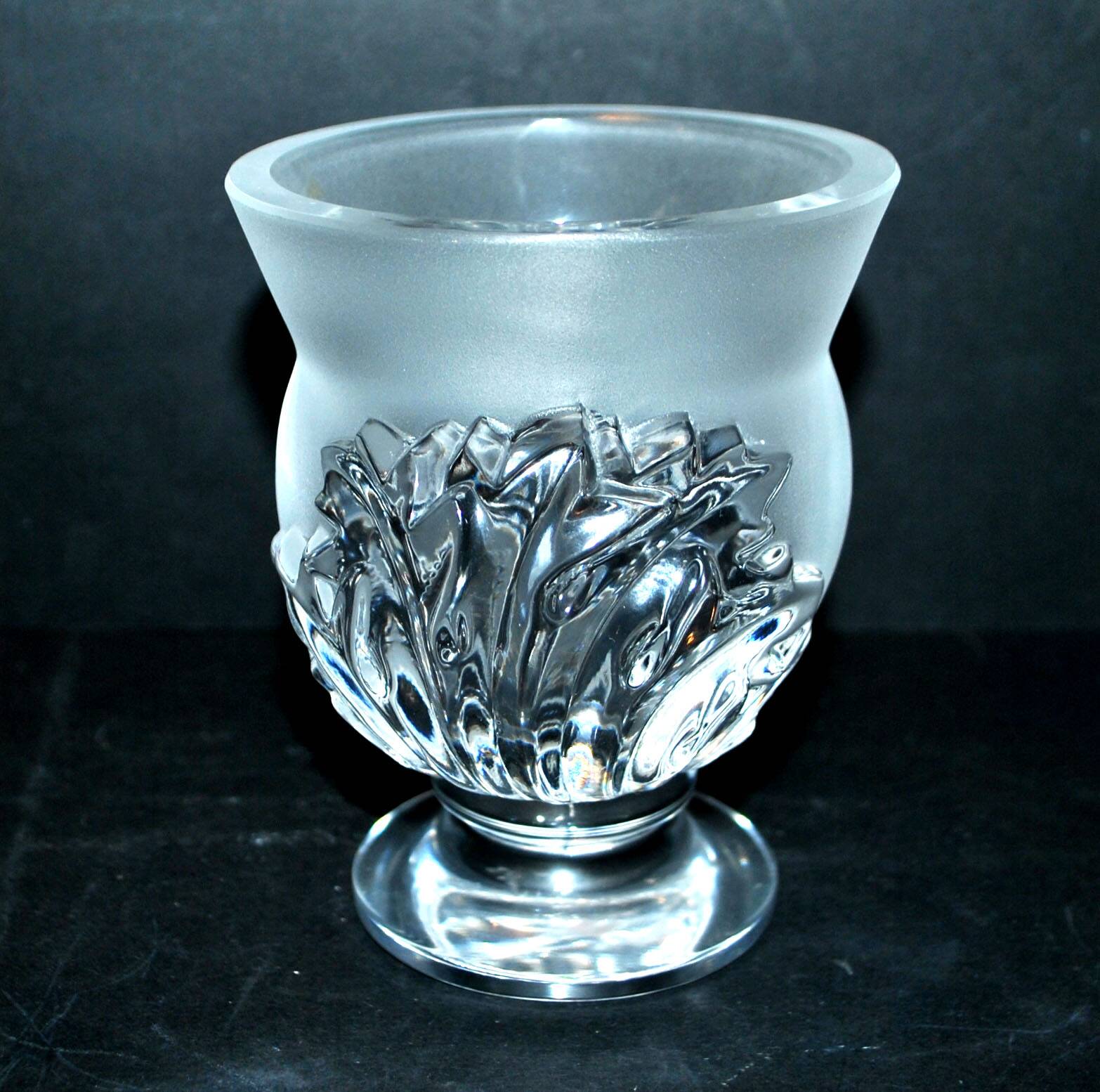LALIQUE frosted crystal vase, Saint-Cloud model with acanthus leaves, 1950-1960