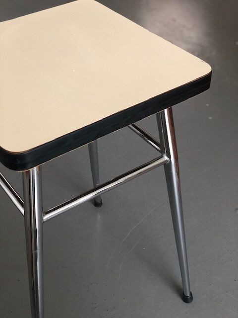 Tabouret en formica blanc