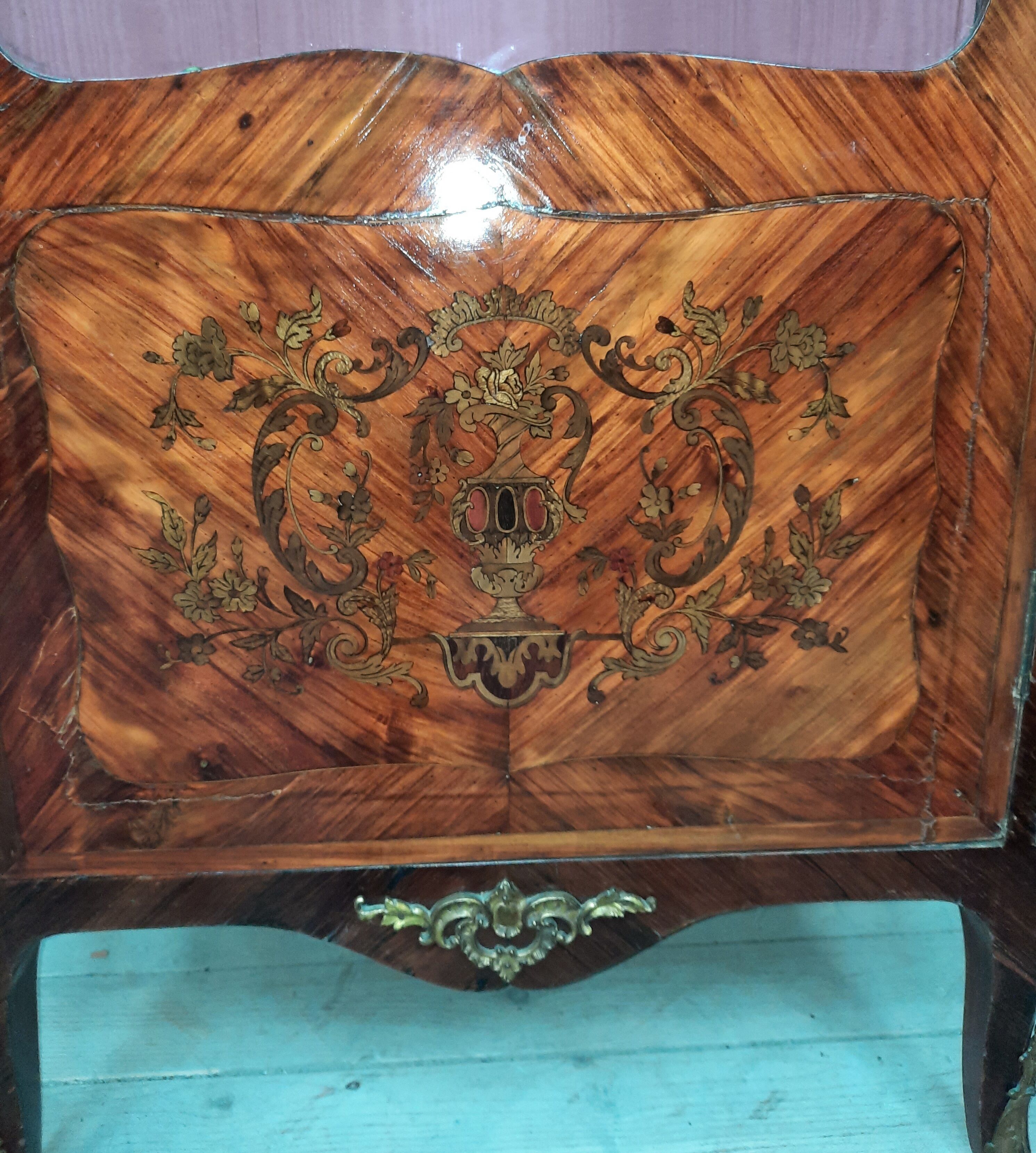 Louis xv showcase with a marble door