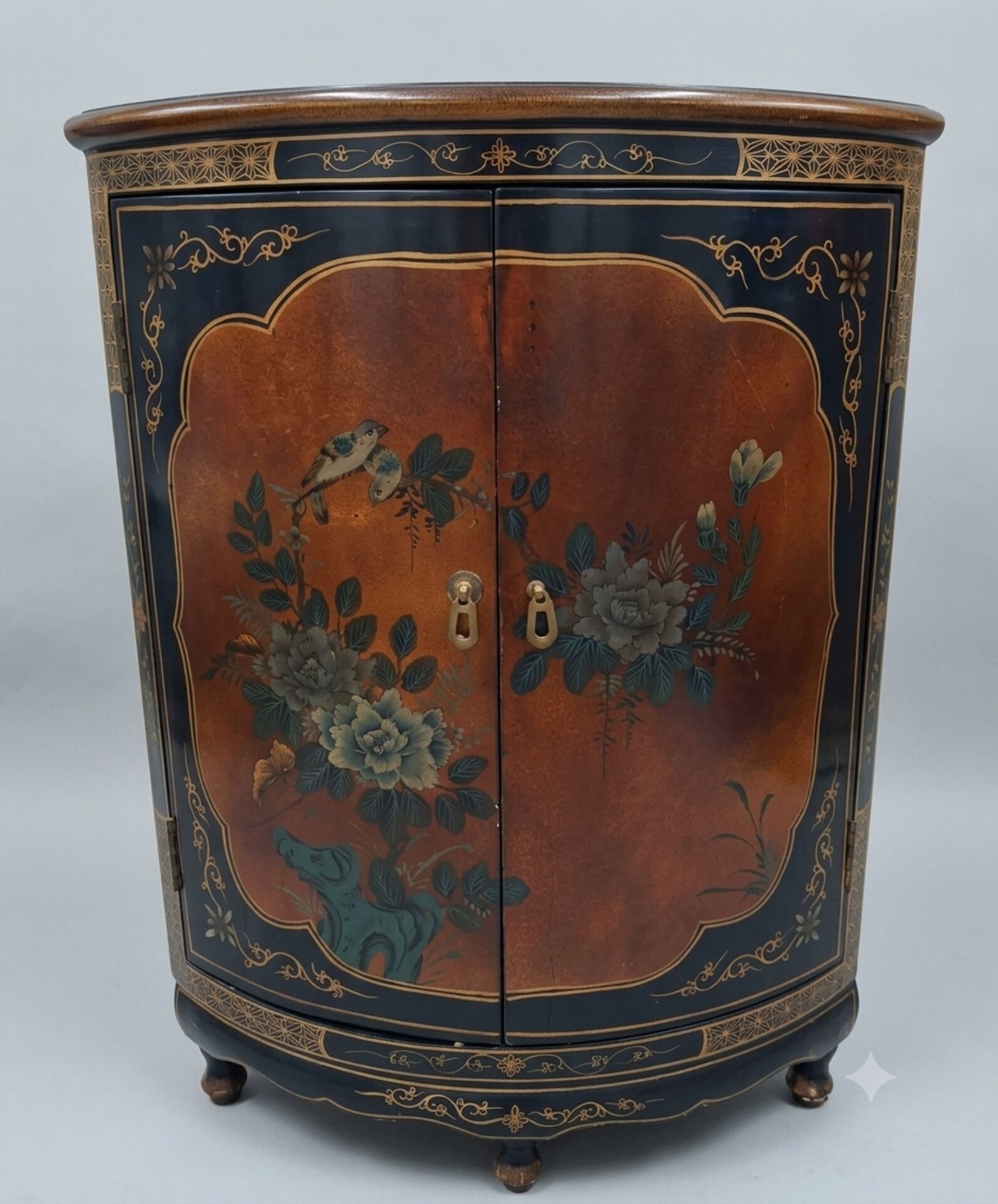 Meuble d'angle en bois laqué et peint à la main —  style asiatique