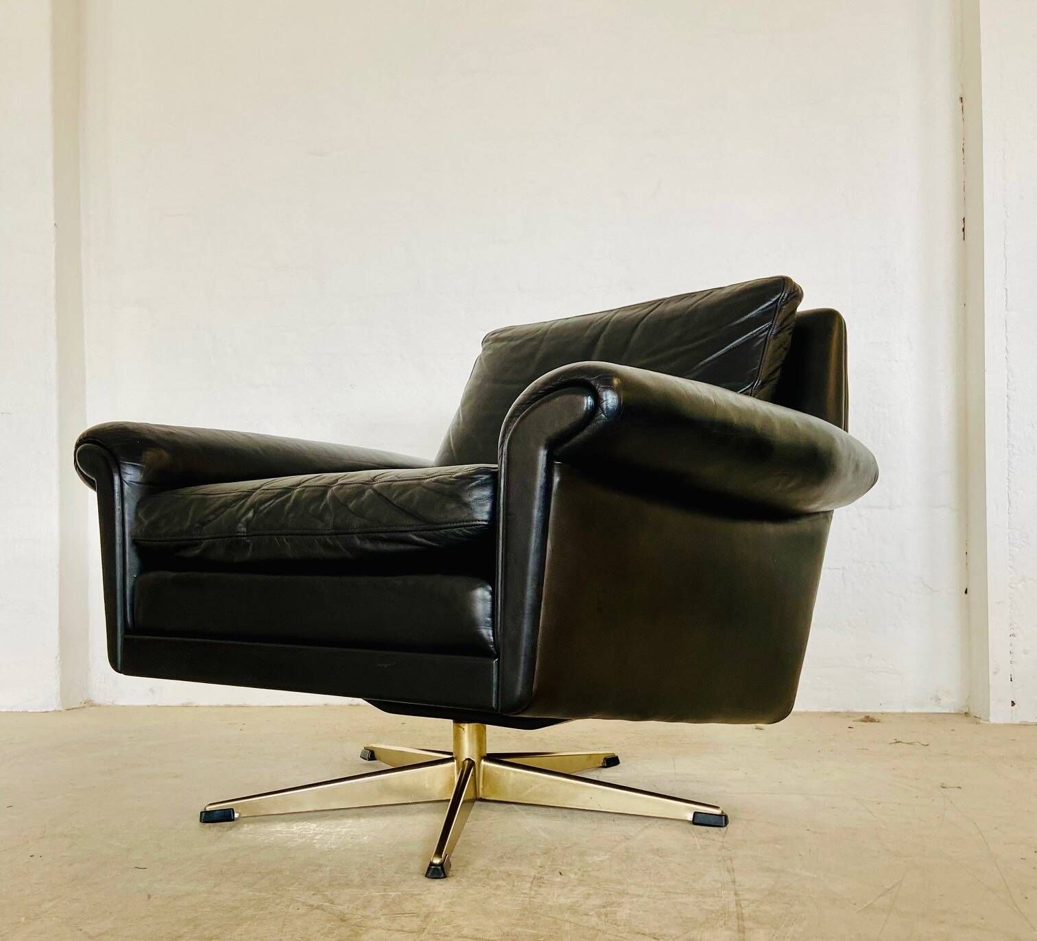 Vintage Danish mid-century leather lounge chair in black leather by G. Thams 1975