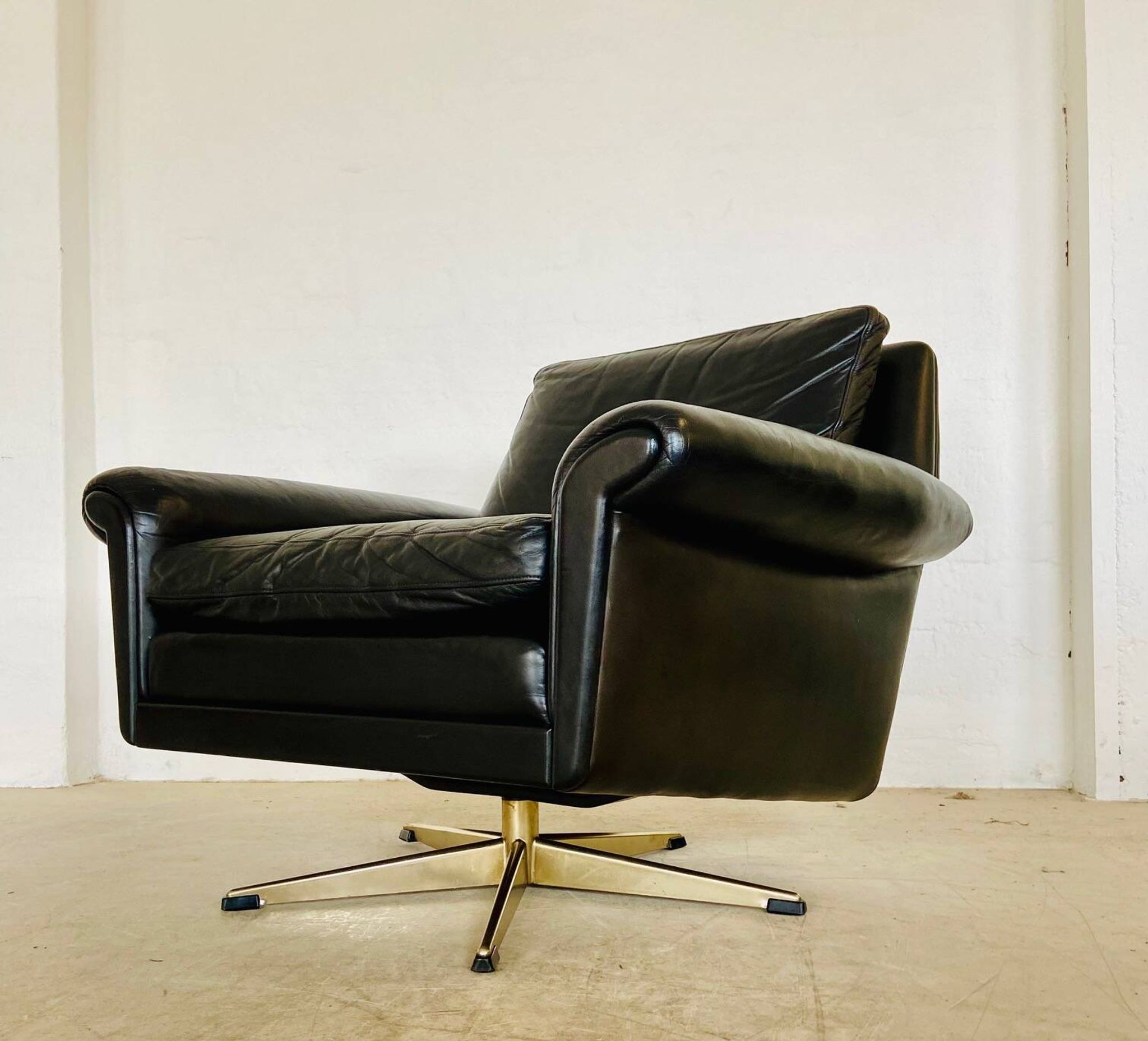 Vintage Danish mid-century leather lounge chair in black leather by G. Thams 1975
