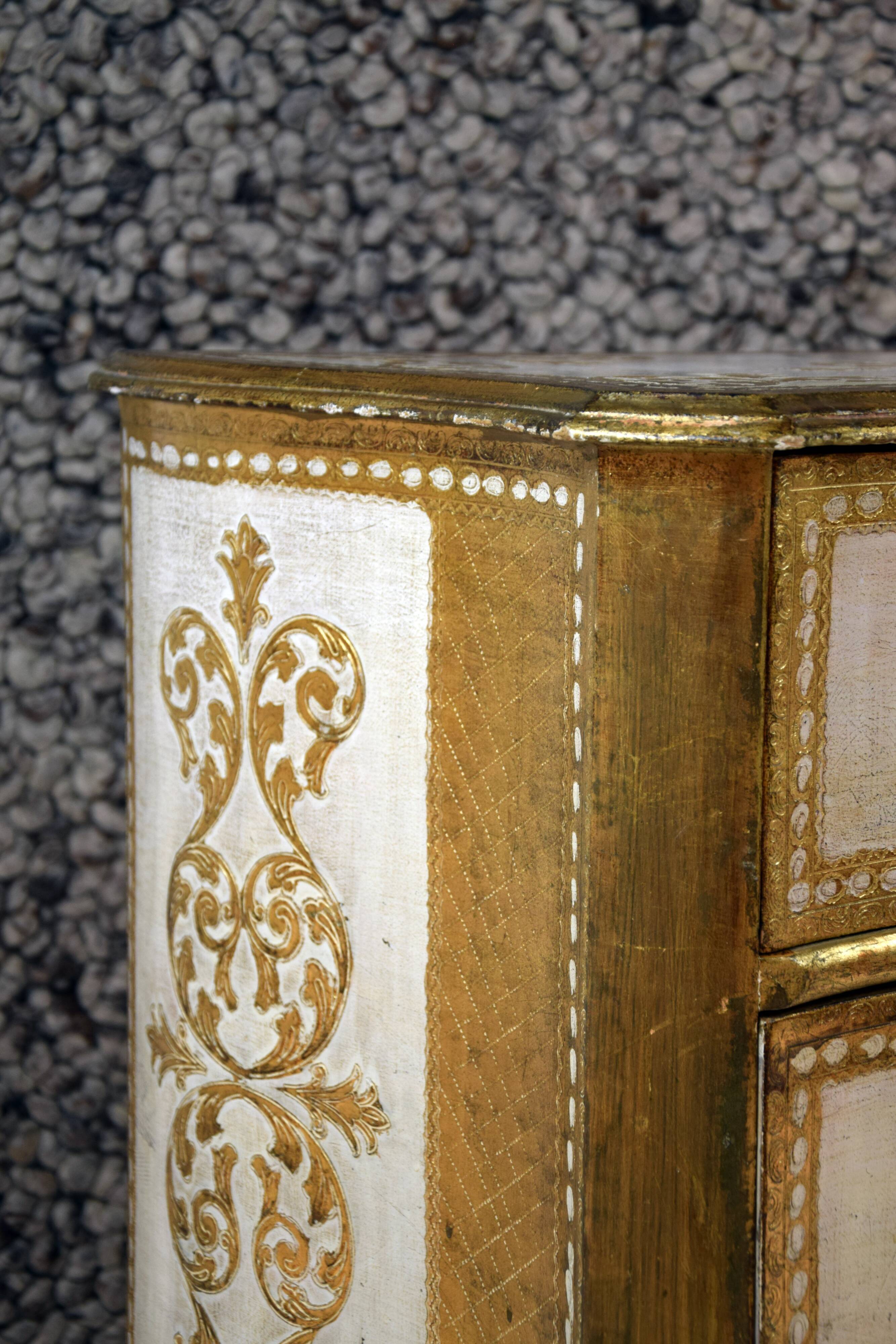 Italian chest of drawers