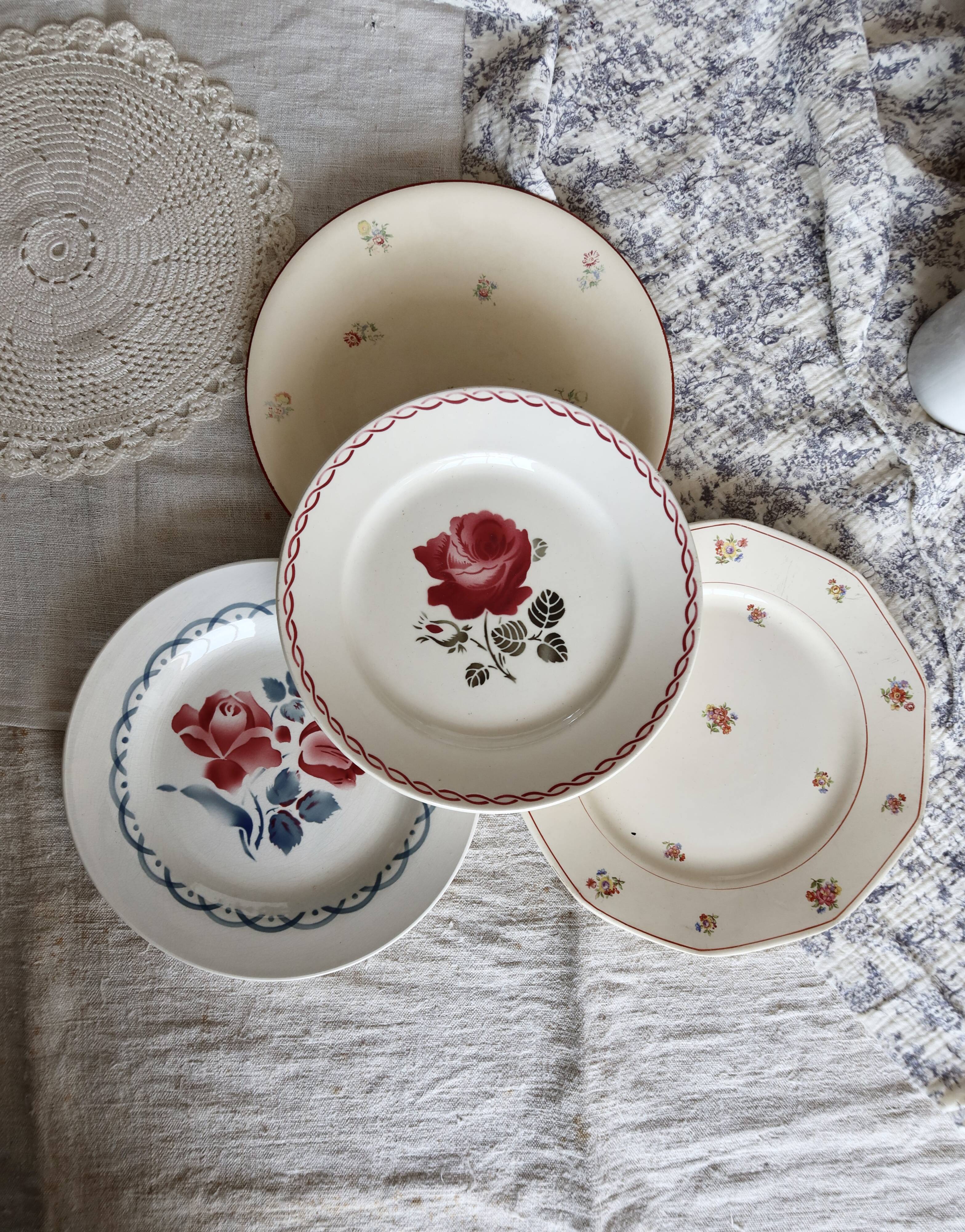 4 mismatched vintage flat plates with floral pattern - Lot Rosa