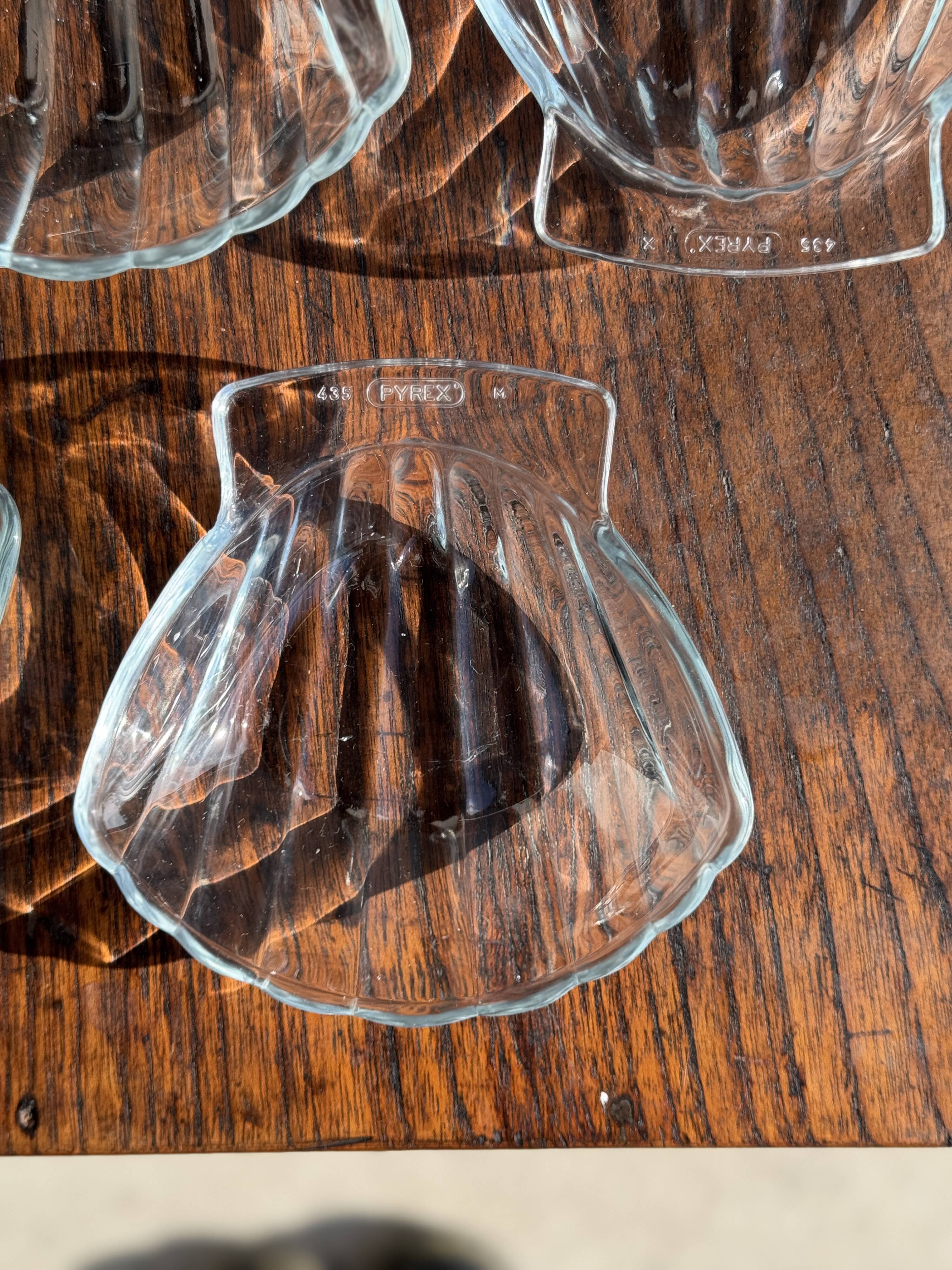 7 vintage shell-shaped bowls in Pyrex glass from France