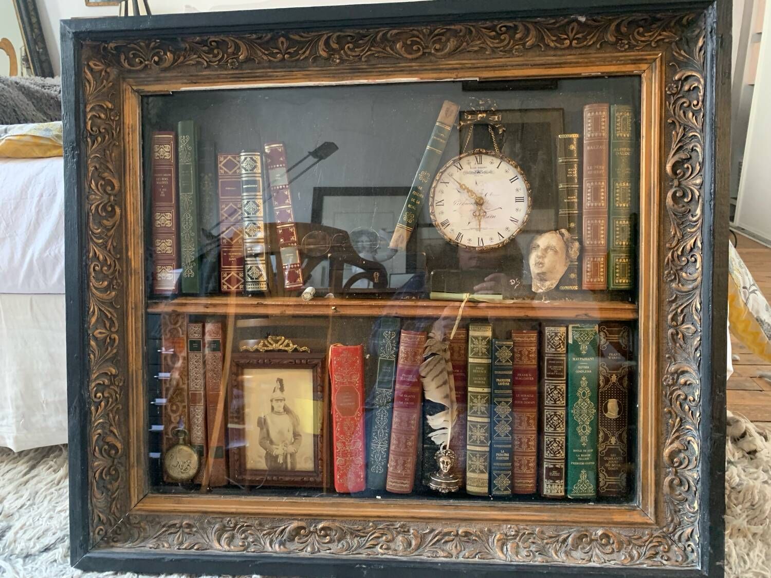 Table display cabinet of curiosities