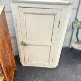 Encoignure ancienne en pin. Armoire d’angle