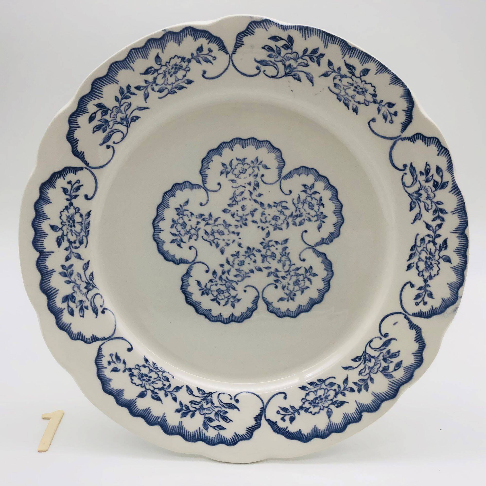 Series of 6 mismatched dinner plates.