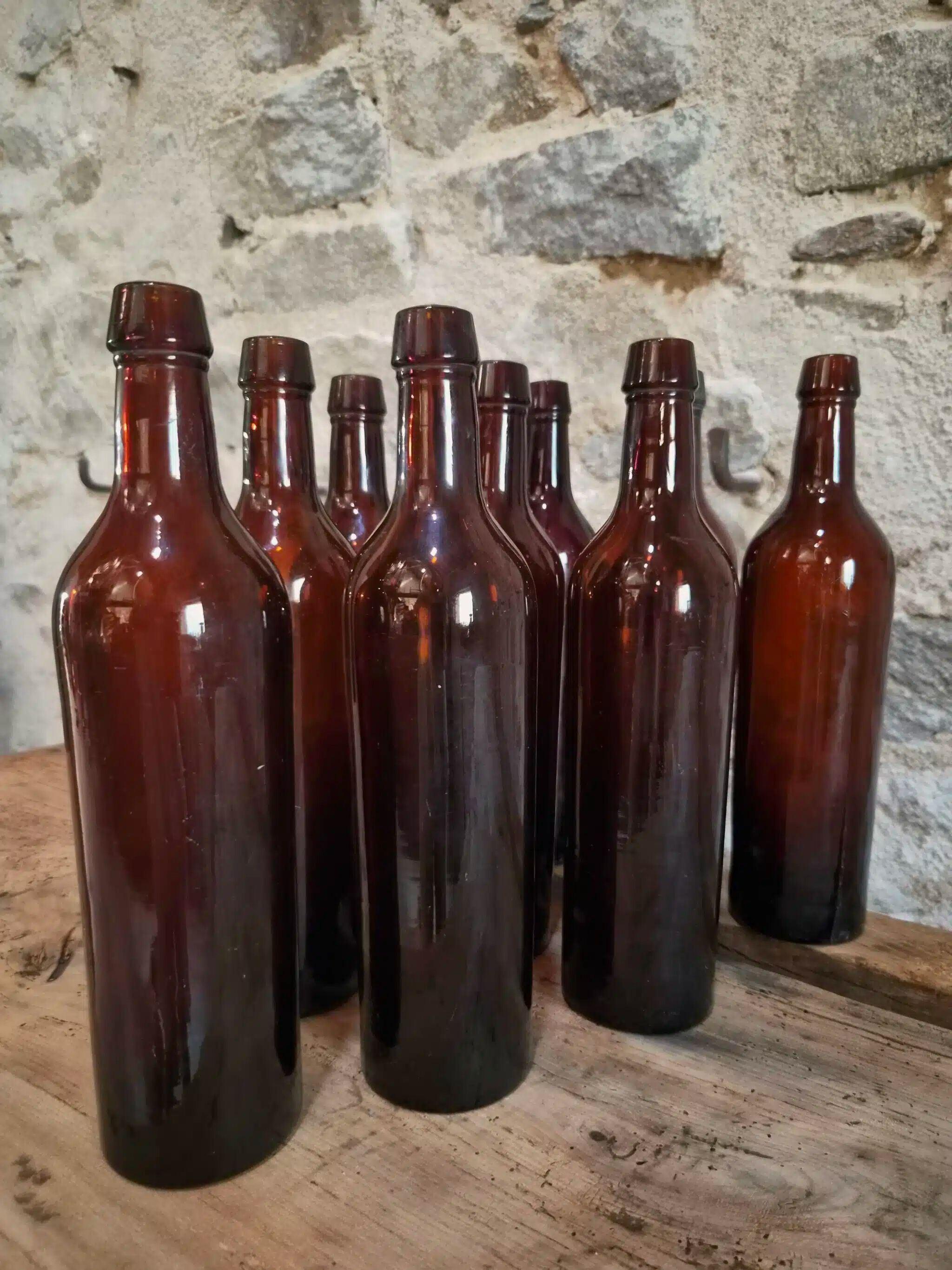 Set of 10 bottles of old Bordeaux French wine in ruby brown glass, 19th century.