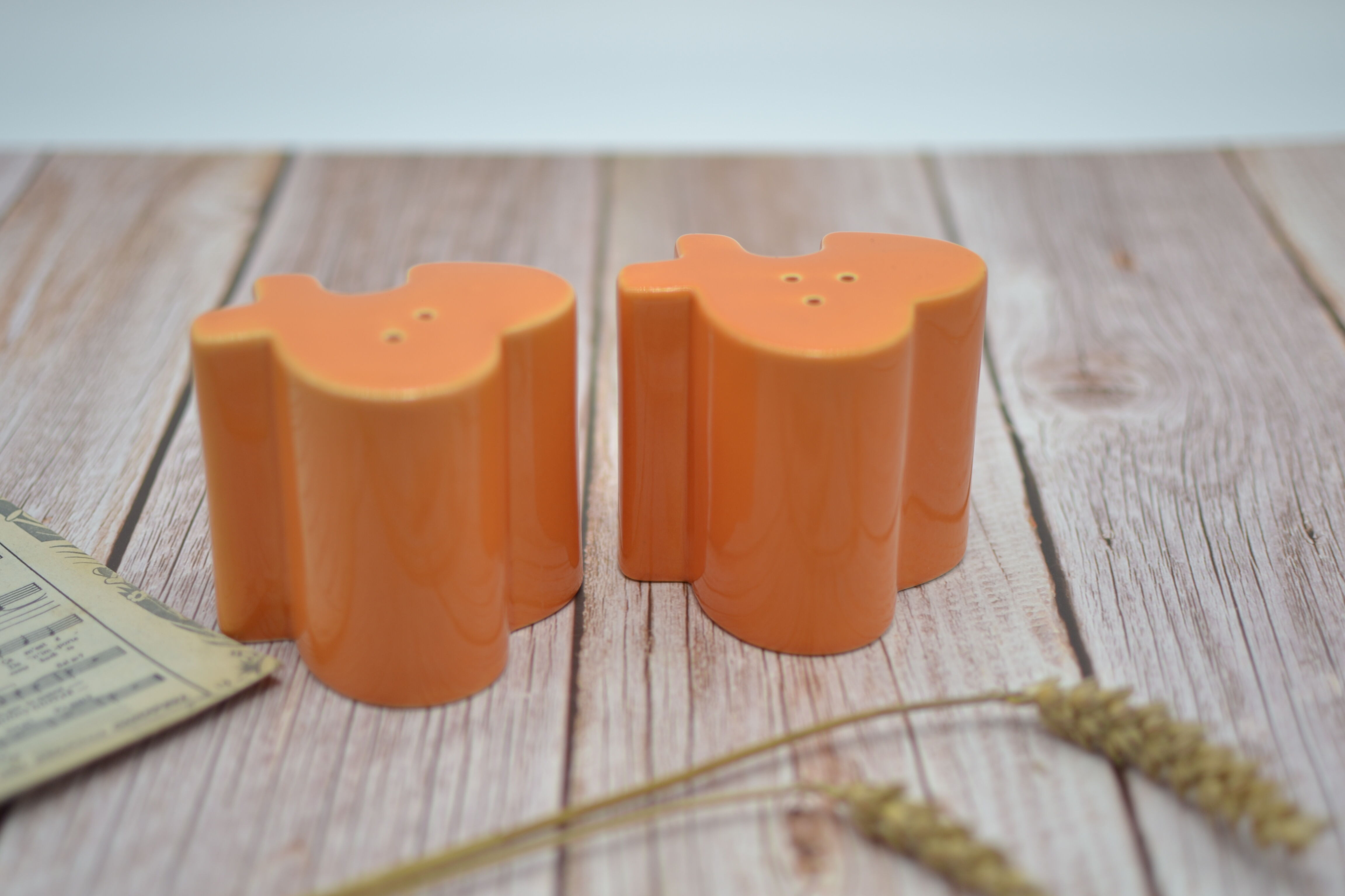 Orange-interlocking Amadeus salt and pepper shaker