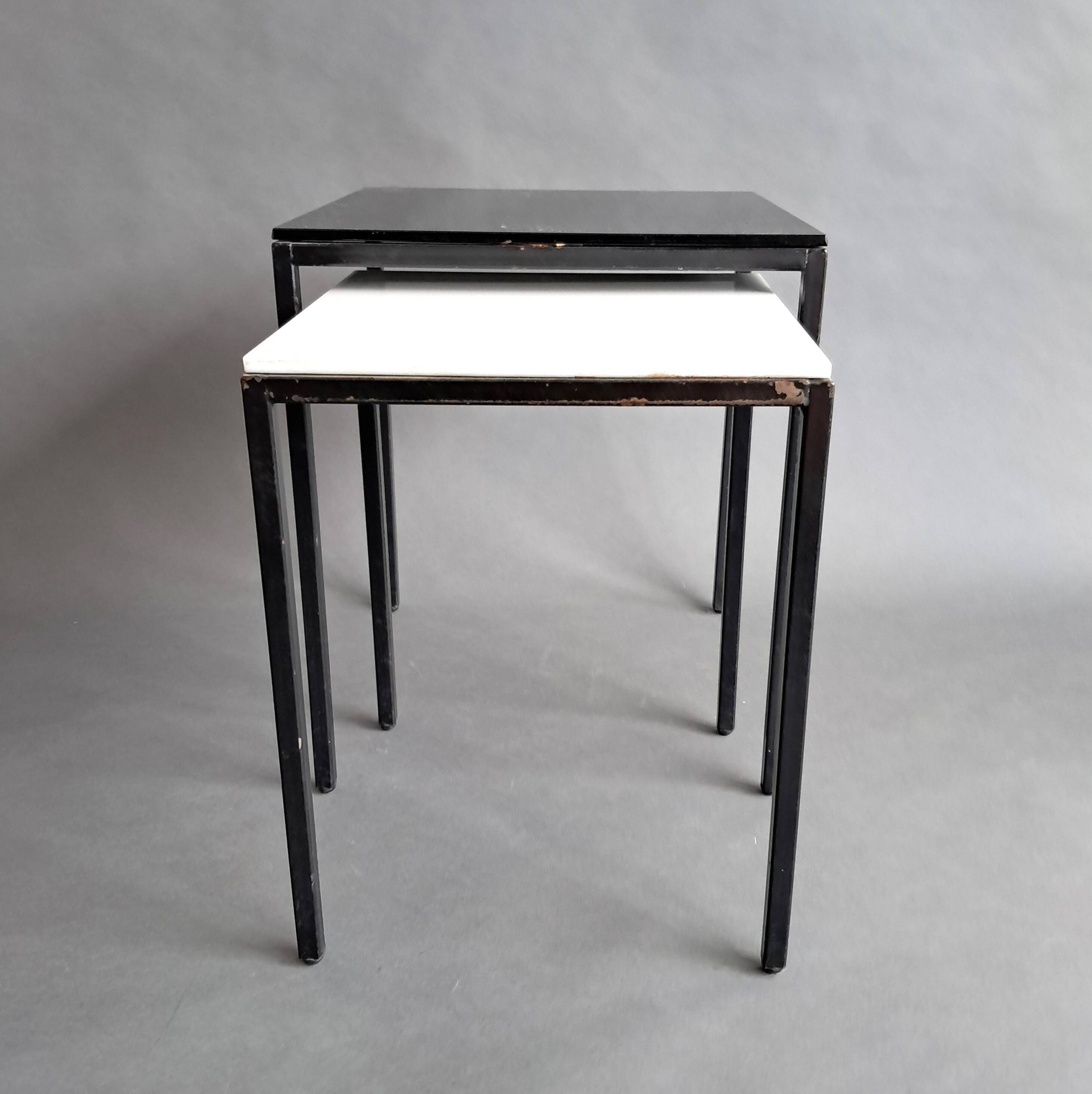 Pair of modernist nesting tables in black metal and white and black opaline 1960.