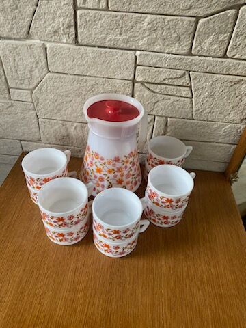 Arcopal service with its pitcher and cups