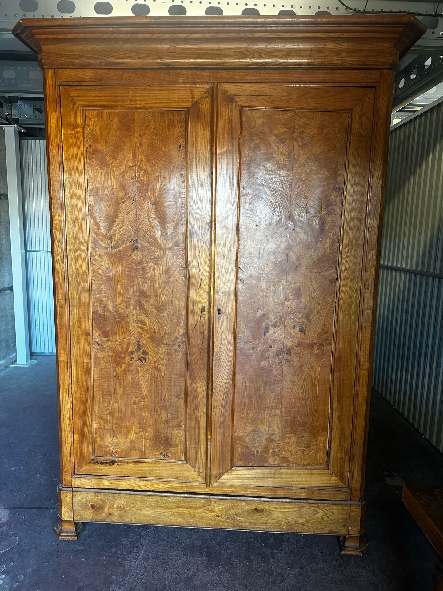 Armoire en orme massif d’époque Restauration, XIXe siècle