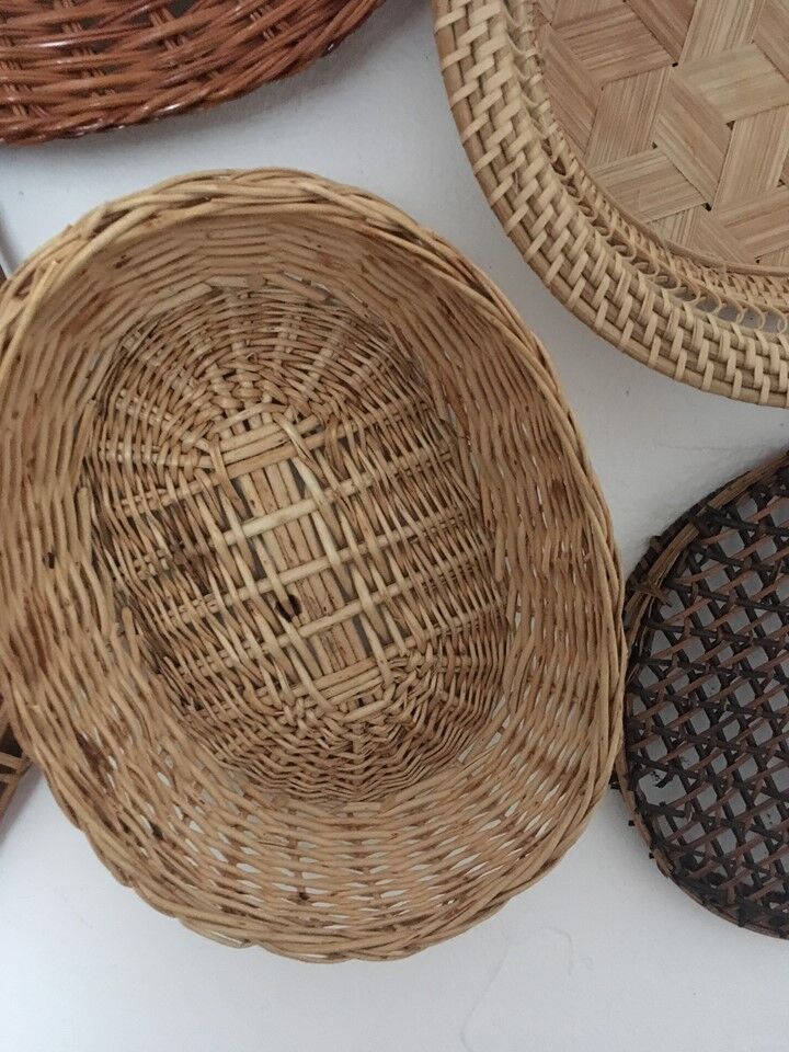 Wall composition of 8 baskets and wicker trays.