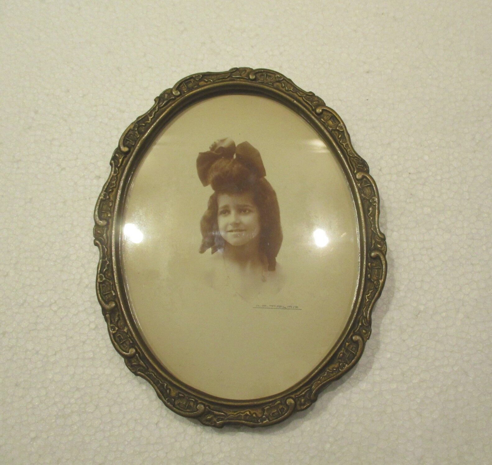 Old wall frame in carved wood and gilded stucco, oval