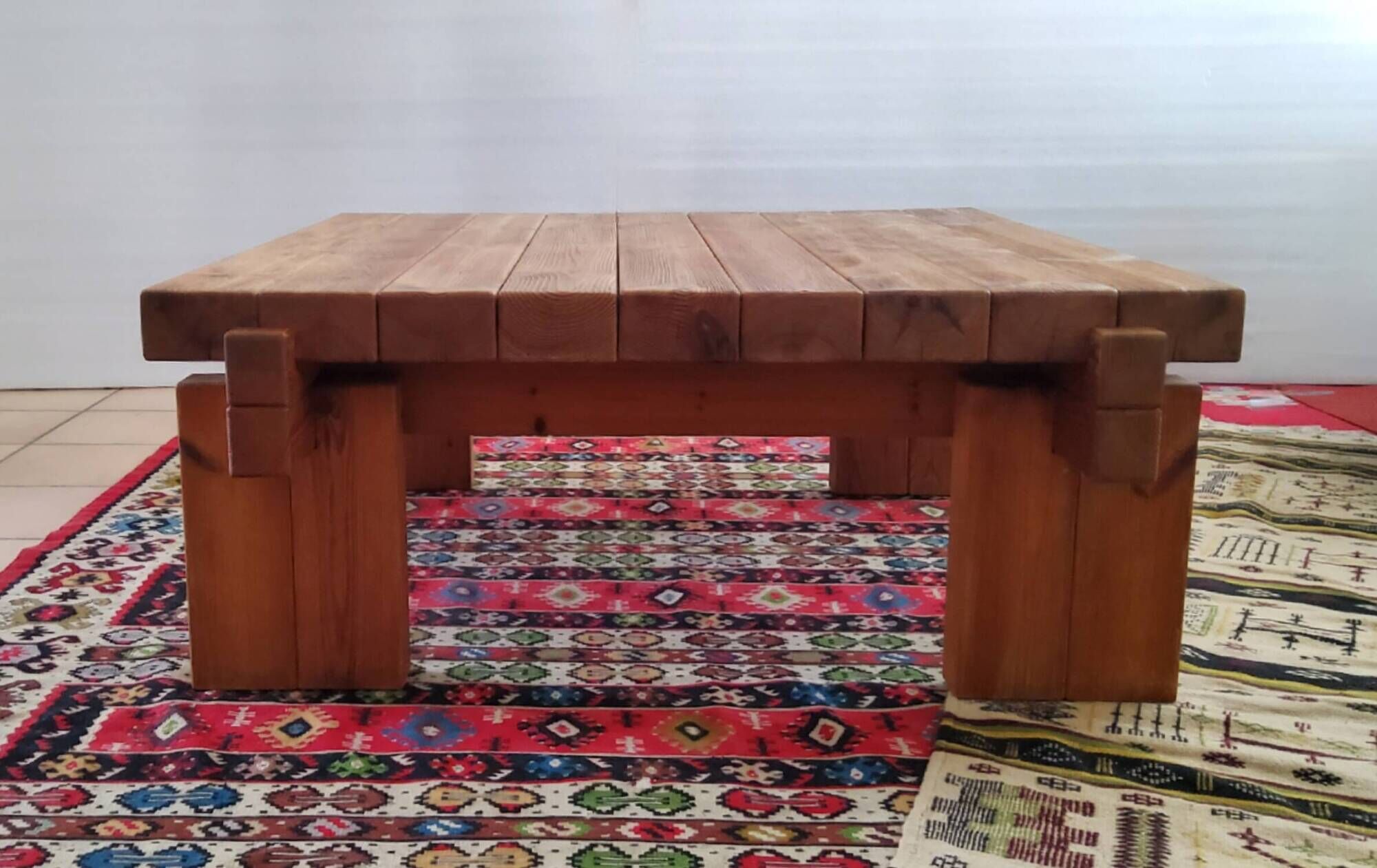 Scandinave table basse brutaliste en pin massif -  1960–1970