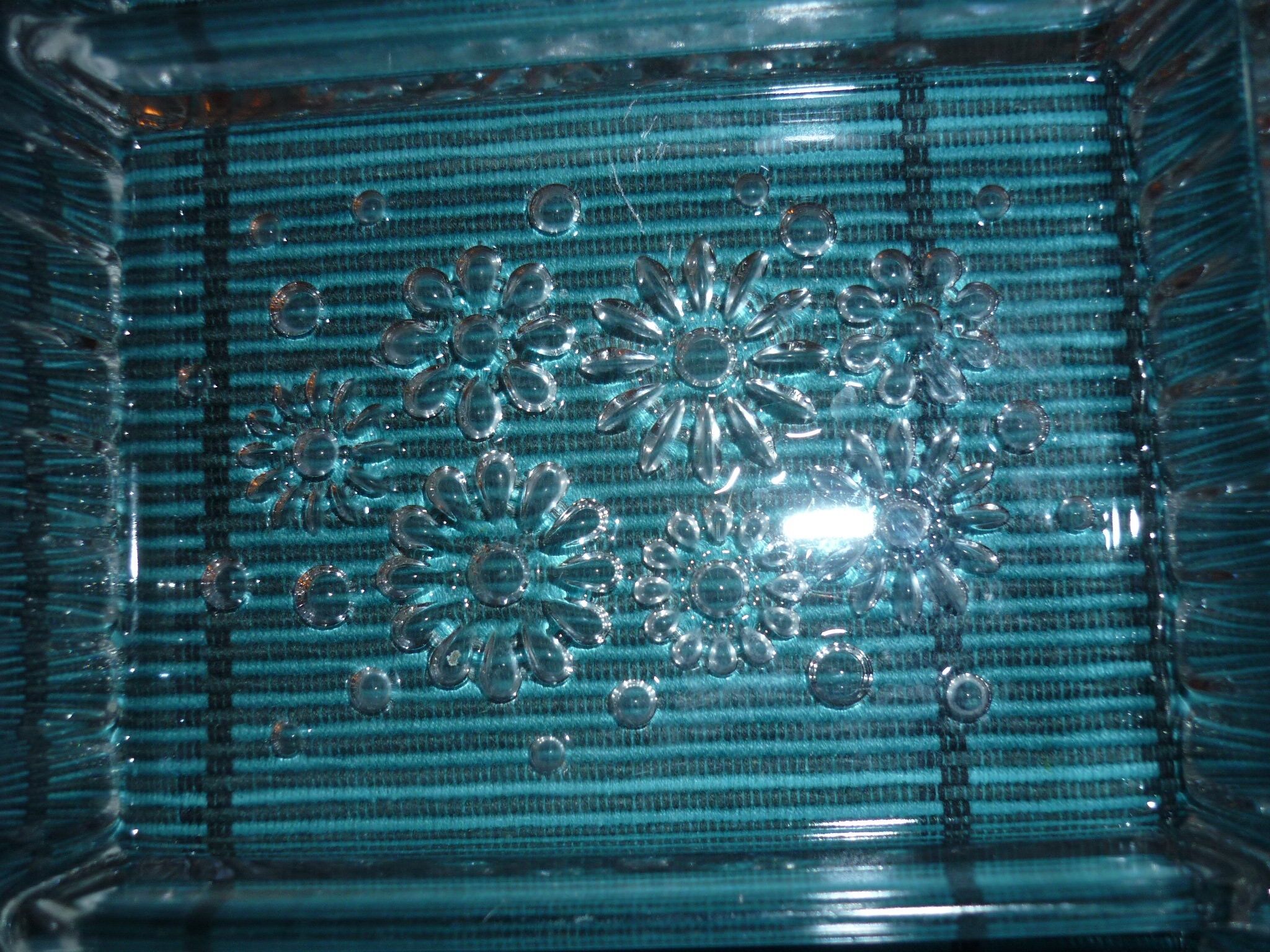 Antique dish in chiseled glass with pearls