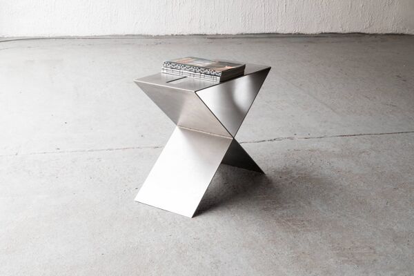 Table d'appoint contemporaine en acier inoxydable par Lena Coupez, Belgique, 2024