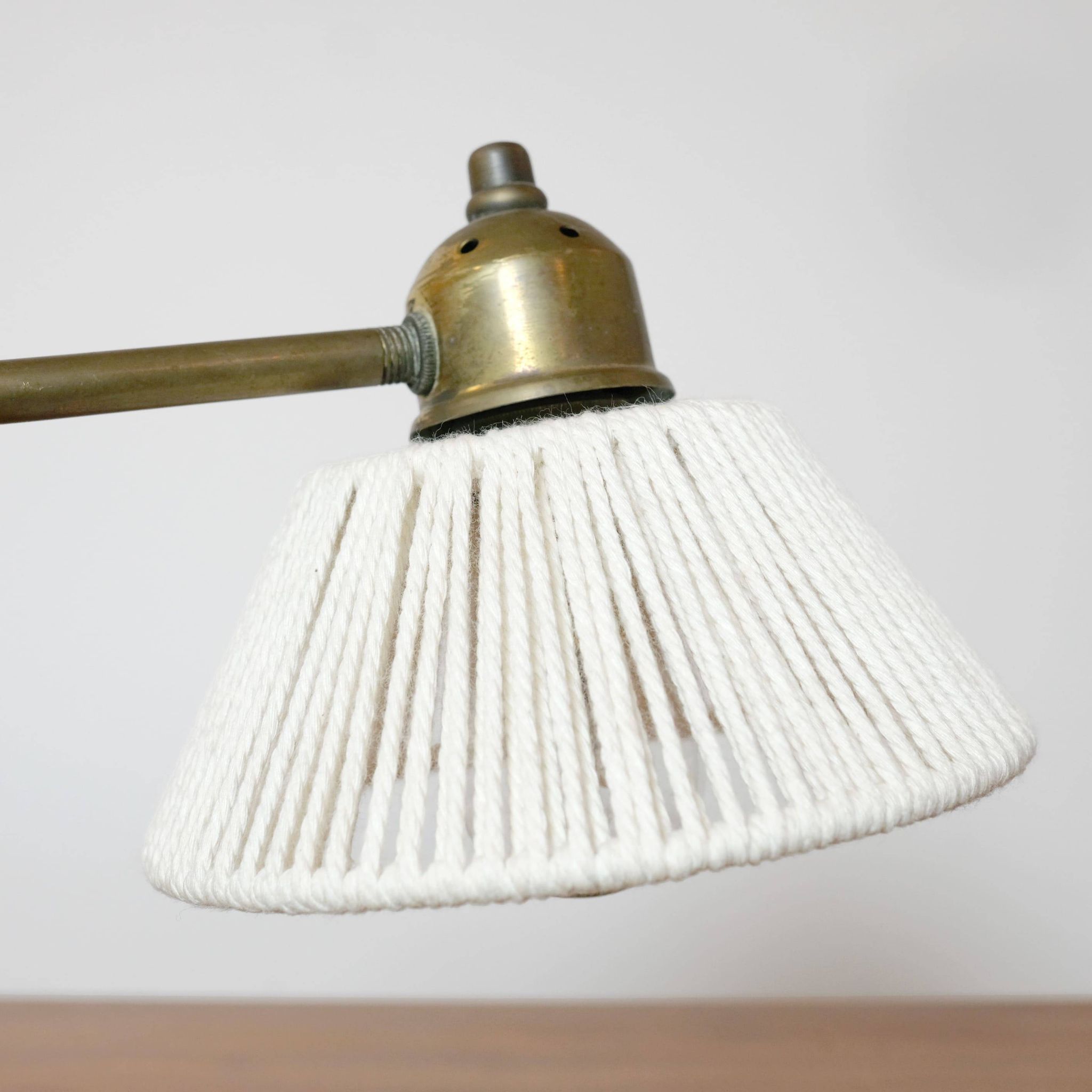 Lampe en laiton et métal laqué des années 50.