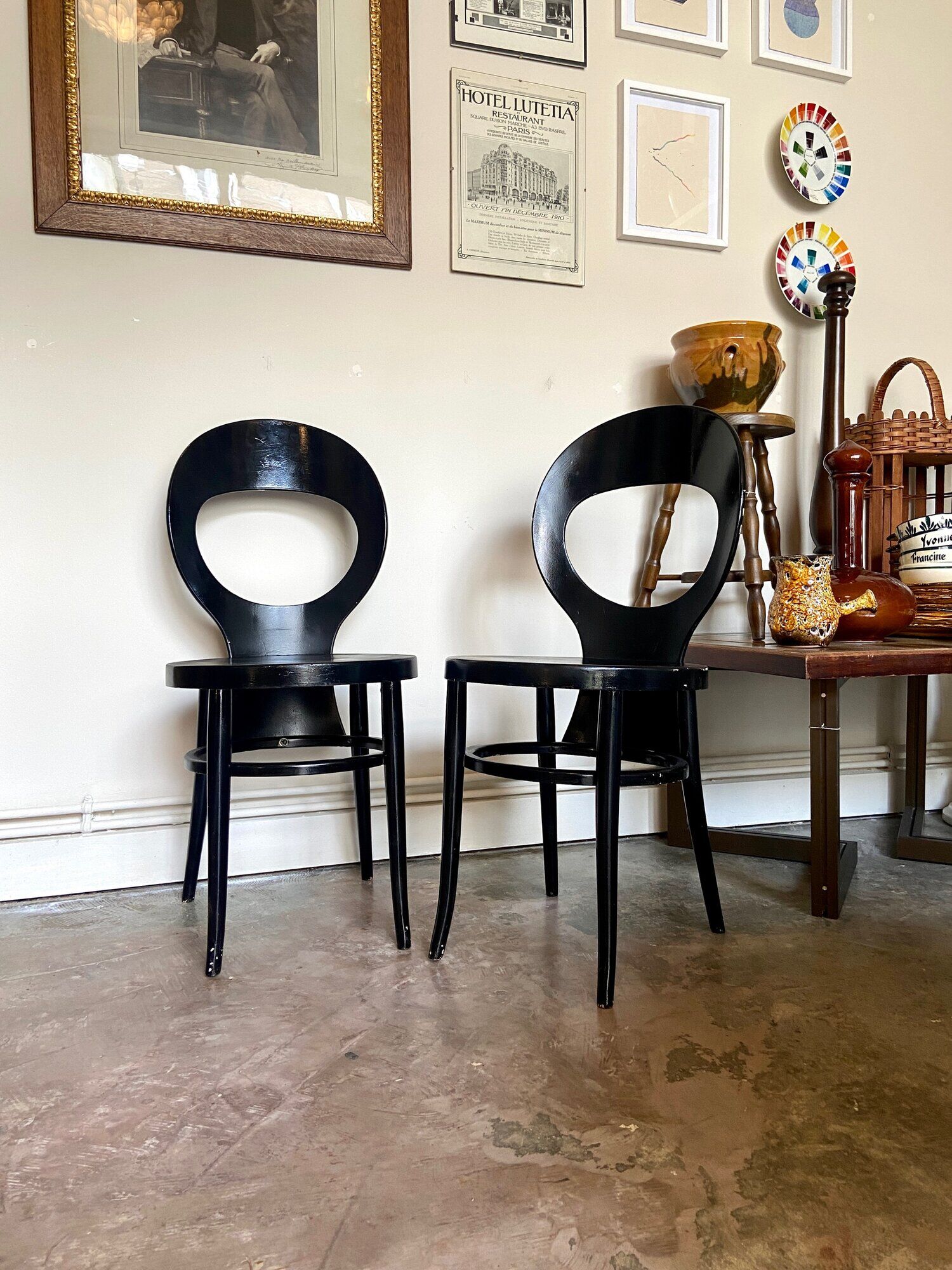 2 chaises "Mouette" par Baumann en bois noir