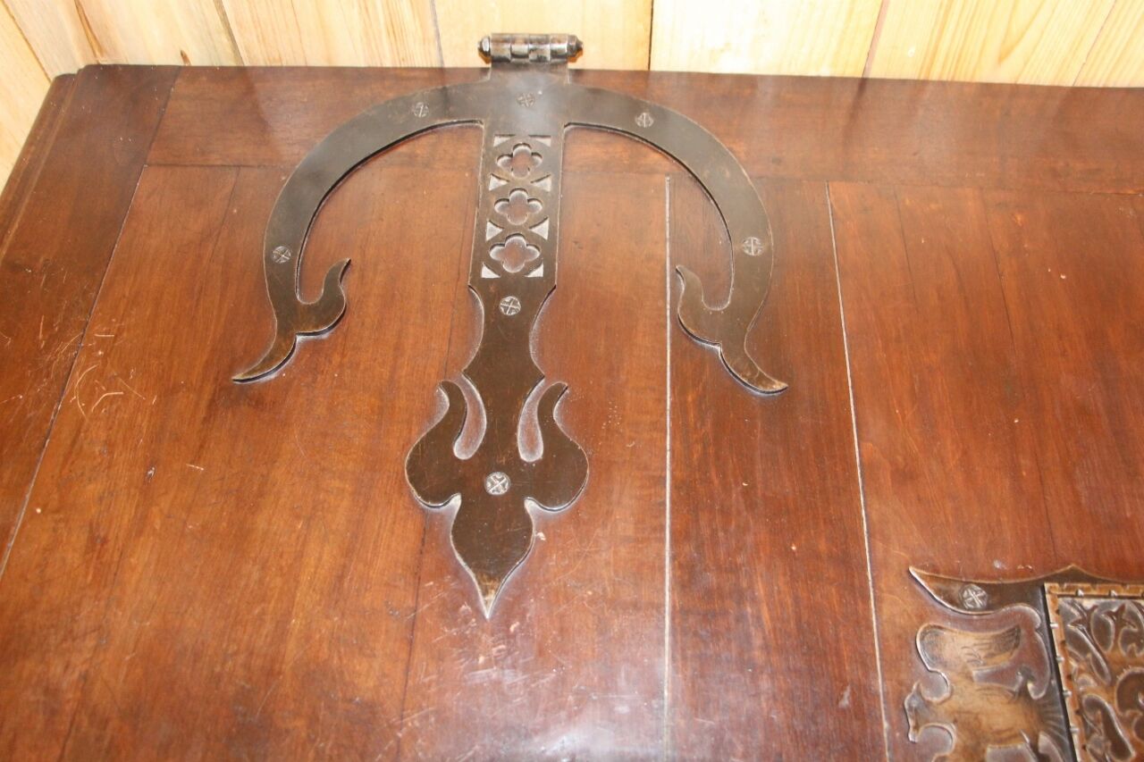 Neo-Gothic chest XIXth