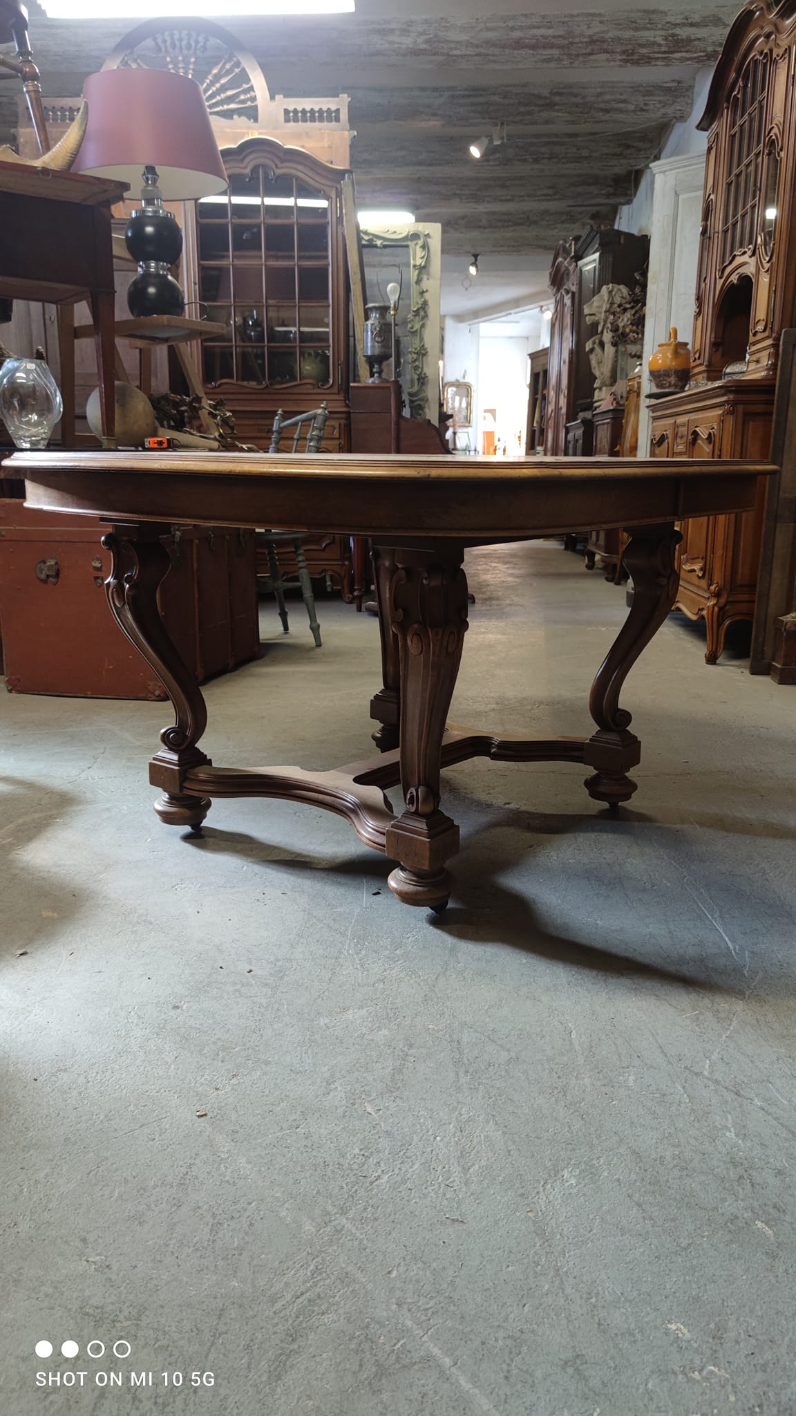 Dining table in solid blond walnut extendable Louis XV style around 1910/20