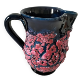 Pichet vintage en céramique émaillée bleu nuit et relief rose vif