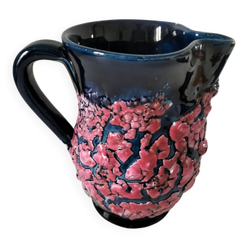 Pichet vintage en céramique émaillée bleu nuit et relief rose vif