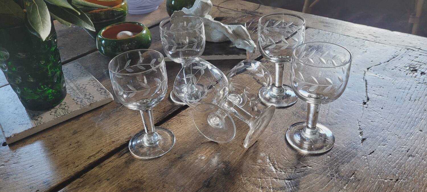 30's stemmed glasses