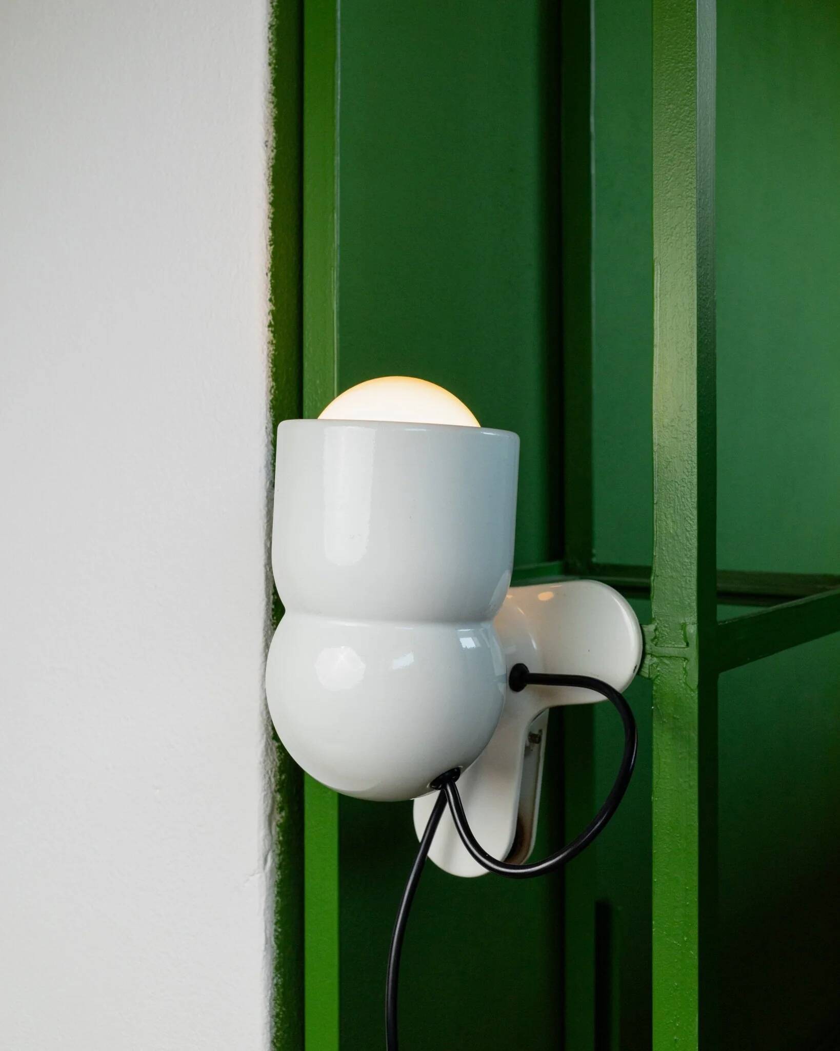 Lampe robot en métal blanc rare par Elio Martinelli, années 1960, design à clip et pivotant.
