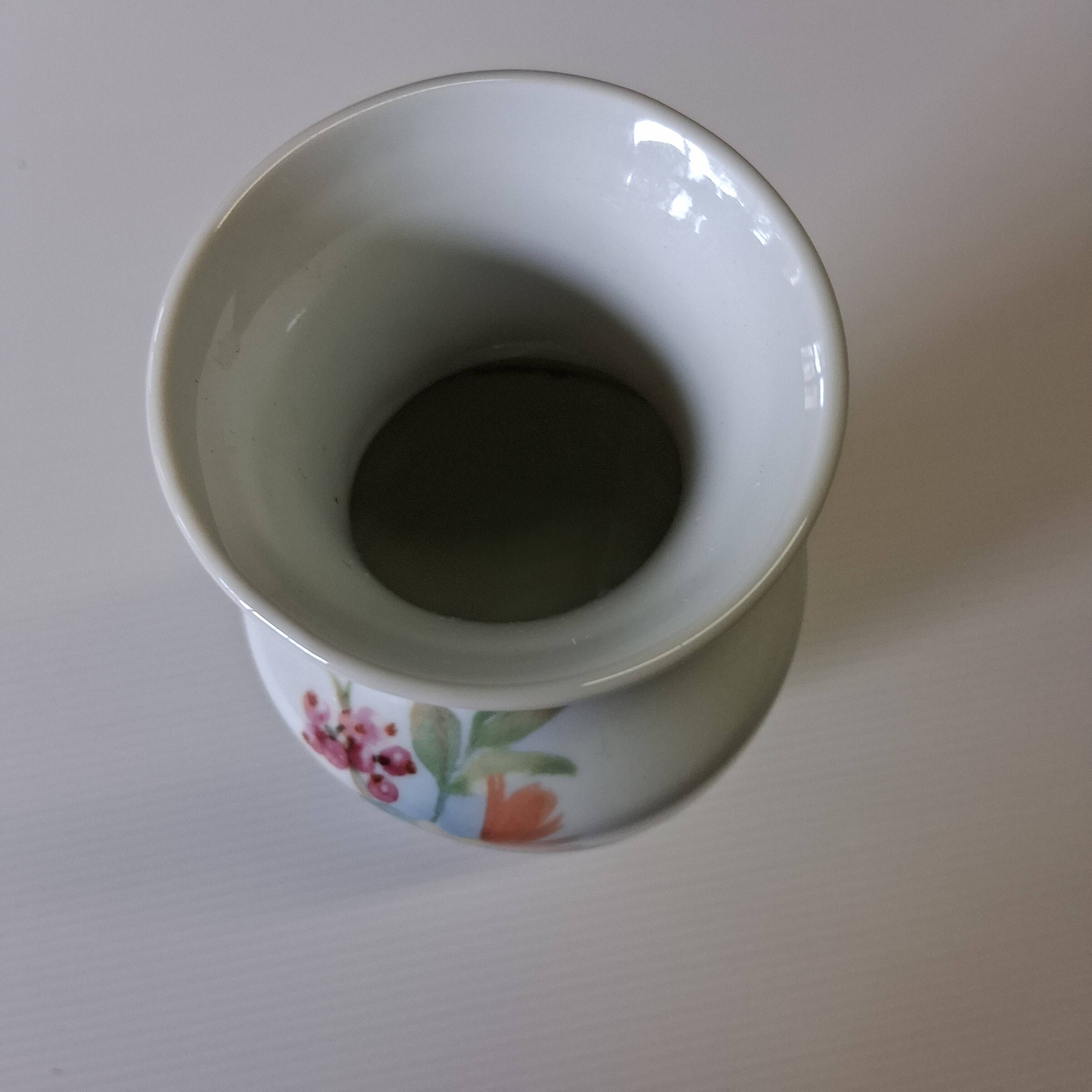 Limoges porcelain vase in very good condition.