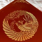 Boite carrée en laque rouge au décor exceptionnel de phénix et rehaussé d'or - 19e siècle, Japon