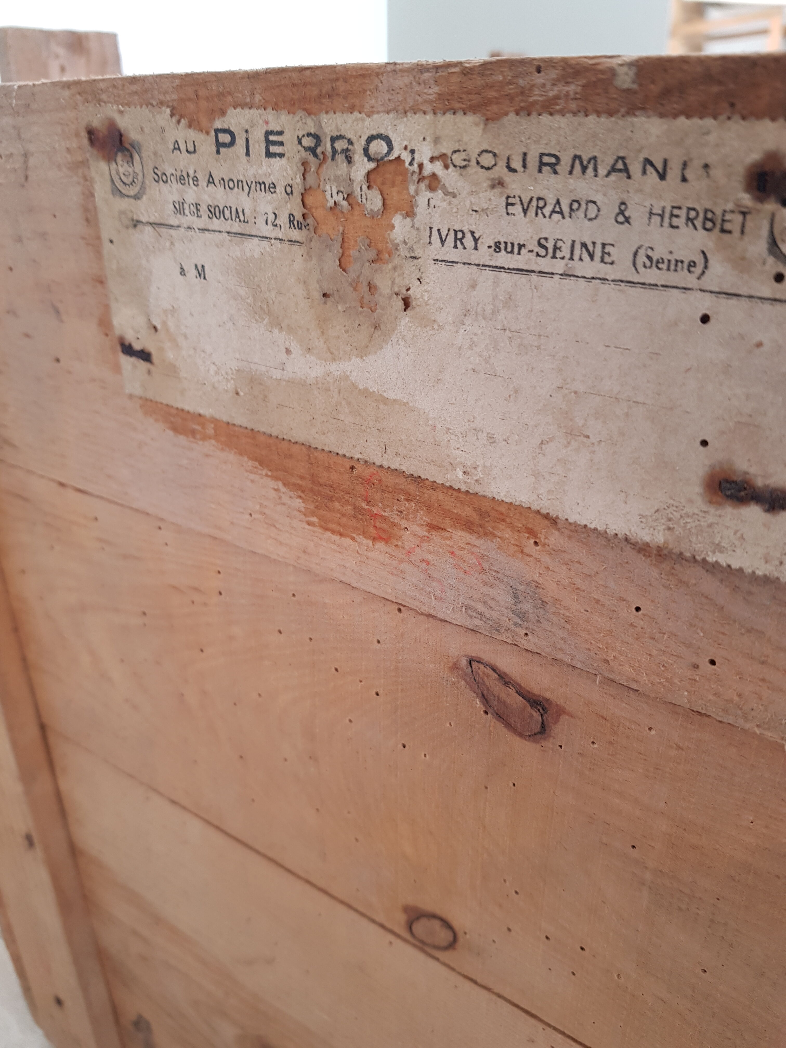 Former pierrot Gourmand wood crate