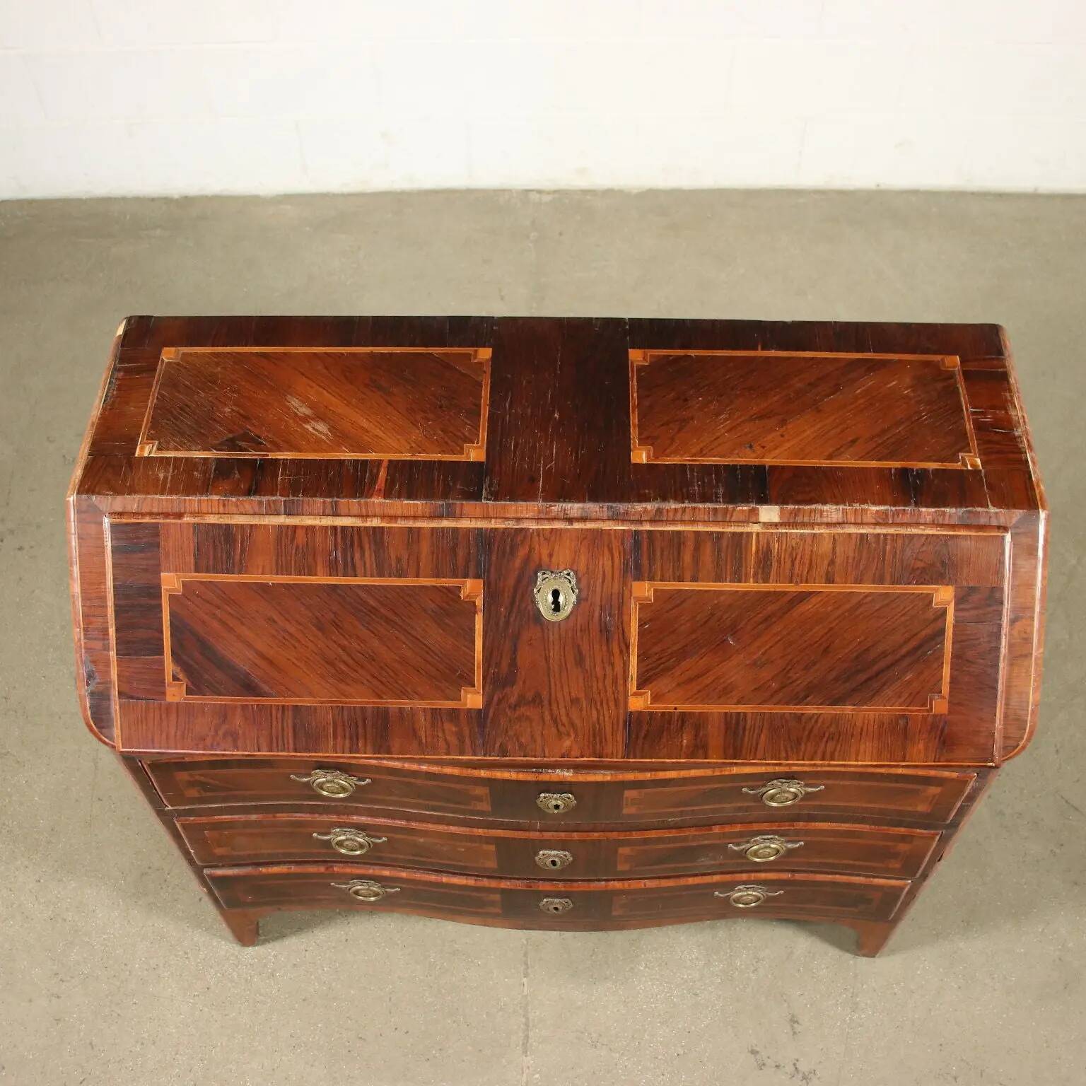 Piedmontese secretary with a drop-leaf, Italy, 18th century.