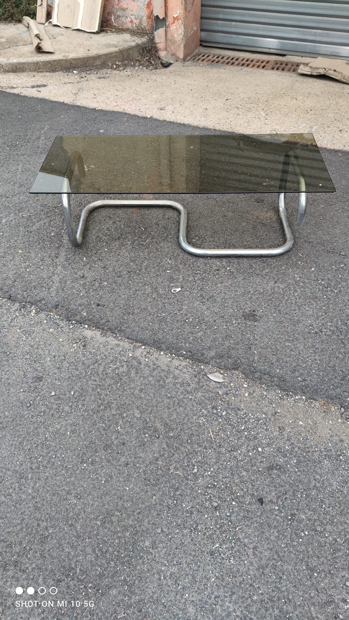 Table basse en acier chromé et verre fumé vers 1970