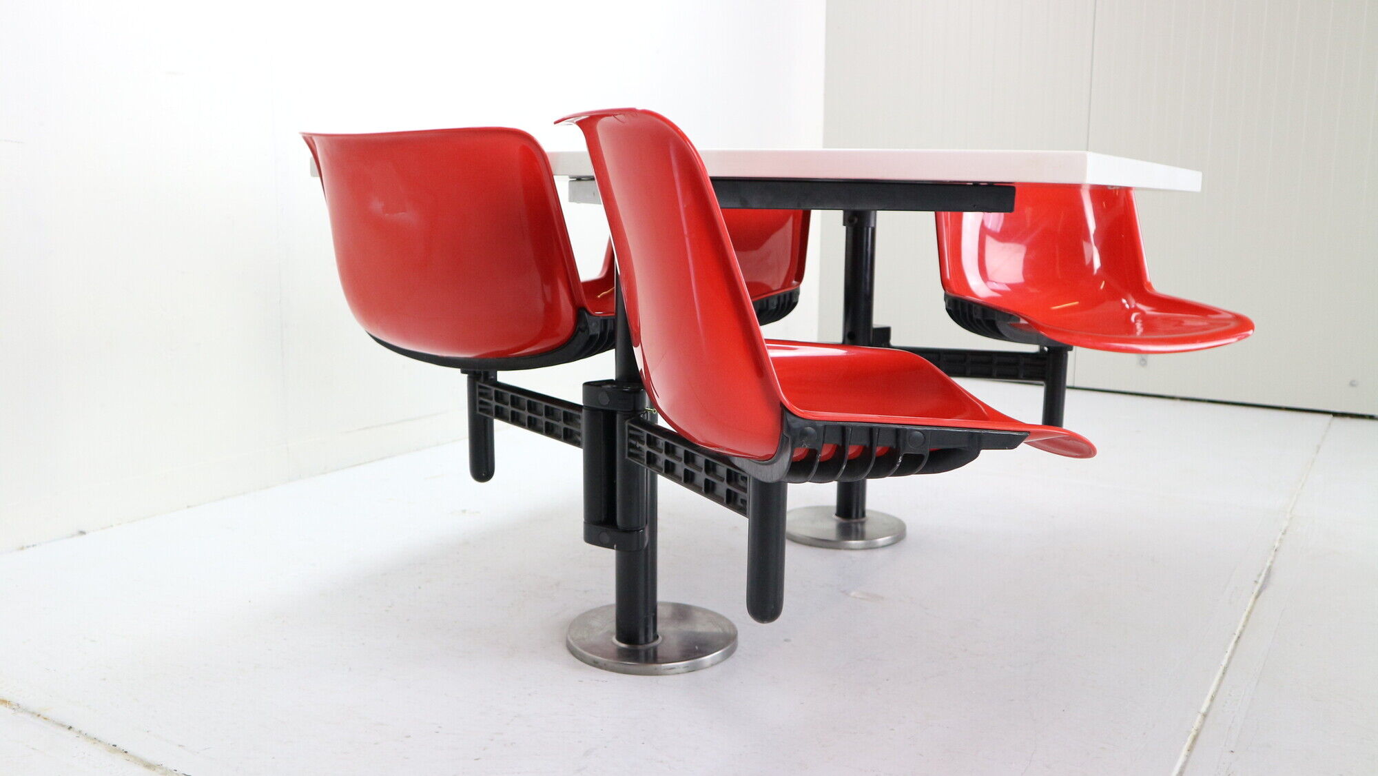 Osvaldo Borsani contemporary table and 4 build in chairs for Tecno, 1970s