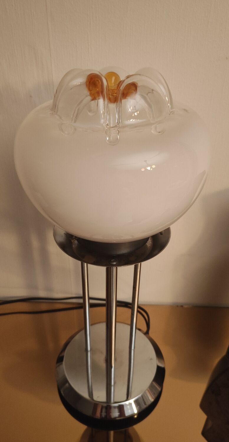 Lampe vintage en acier chromé et opaline mazzega 1980