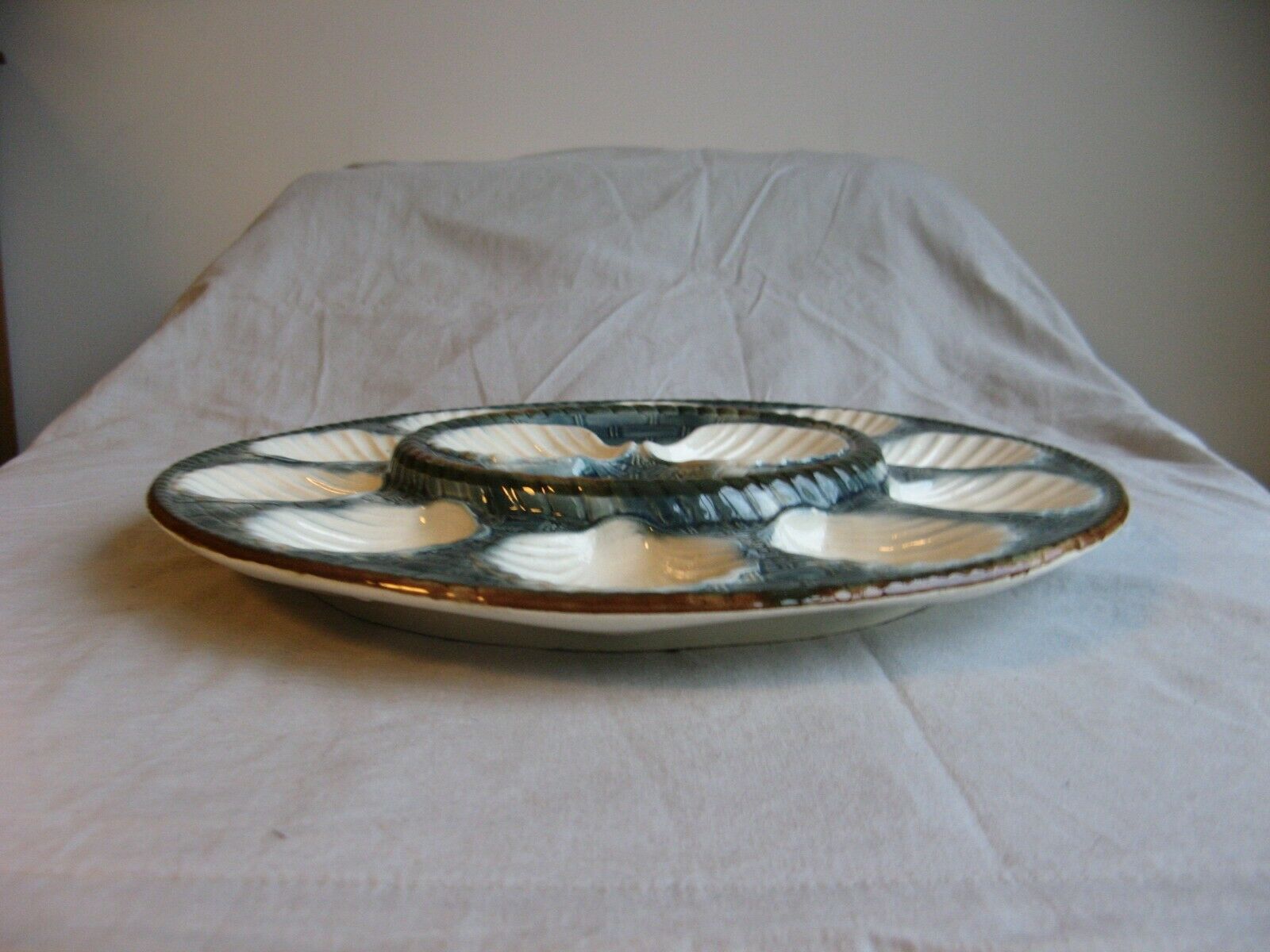 Oyster dish in majolic or dabbling for 12 shells