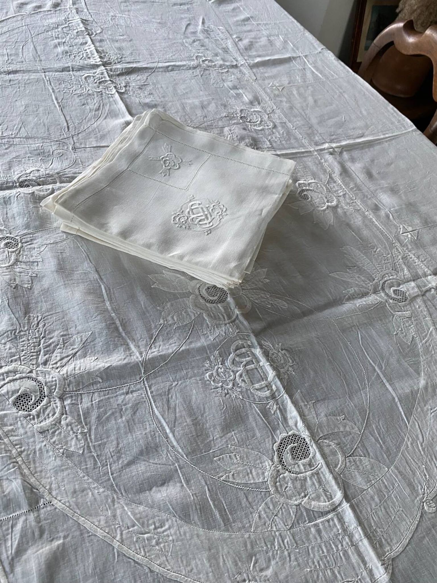 Nappe et 12 serviettes brodées et monogrammées
