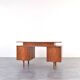 Bureau en teck des années 1960.