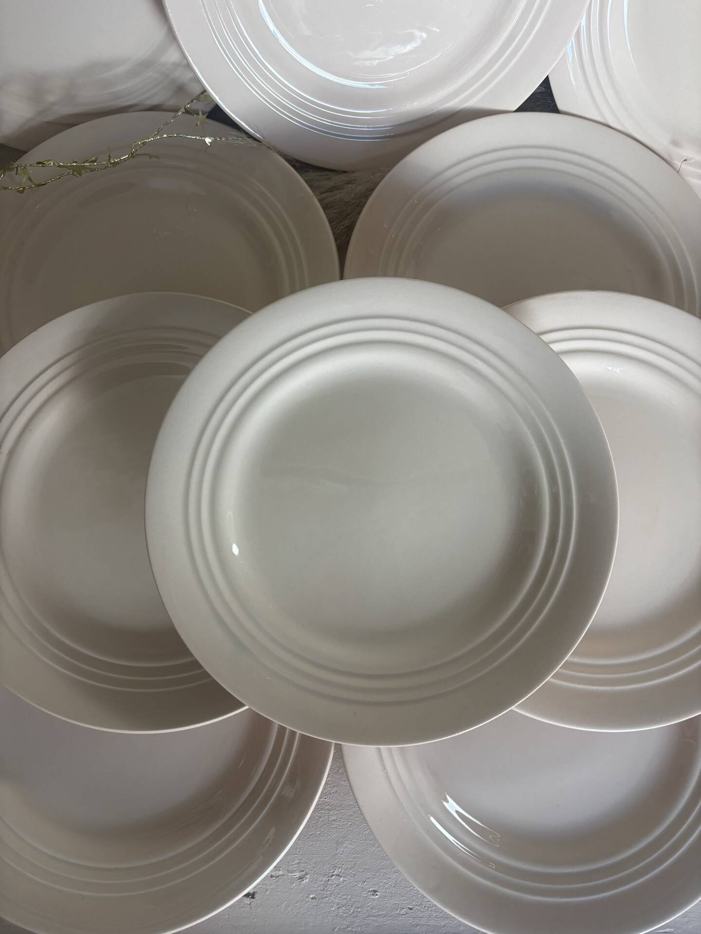Ensemble de 10 assiettes à dessert anciennes en faïence rose pâle