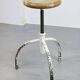 Tabouret pivotant blanc industriel vintage