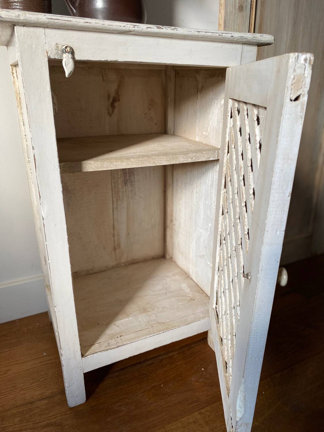 Jam jar with crossbars in old white patinated wood