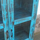 Armoire vitrée en bois ancien bleu
