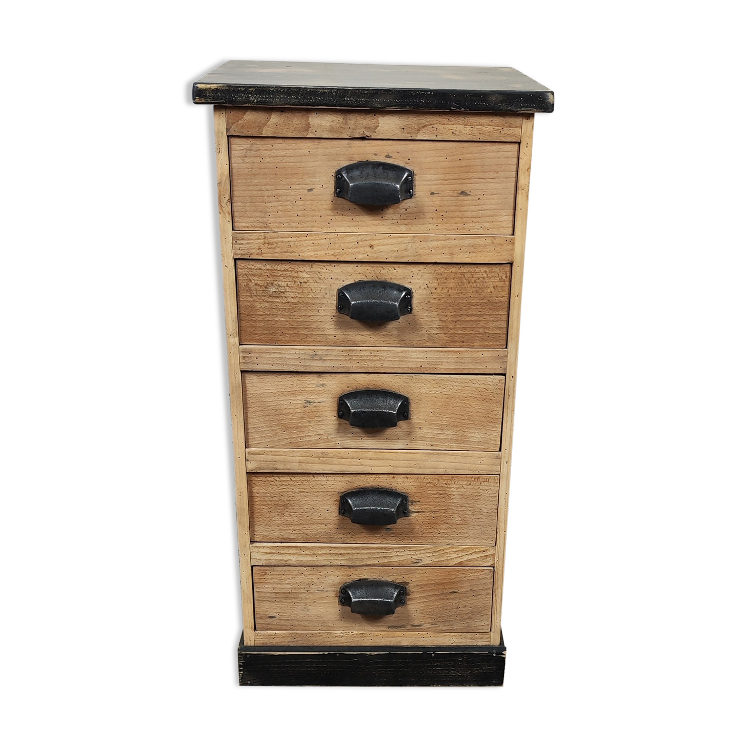 Workshop furniture in raw wood