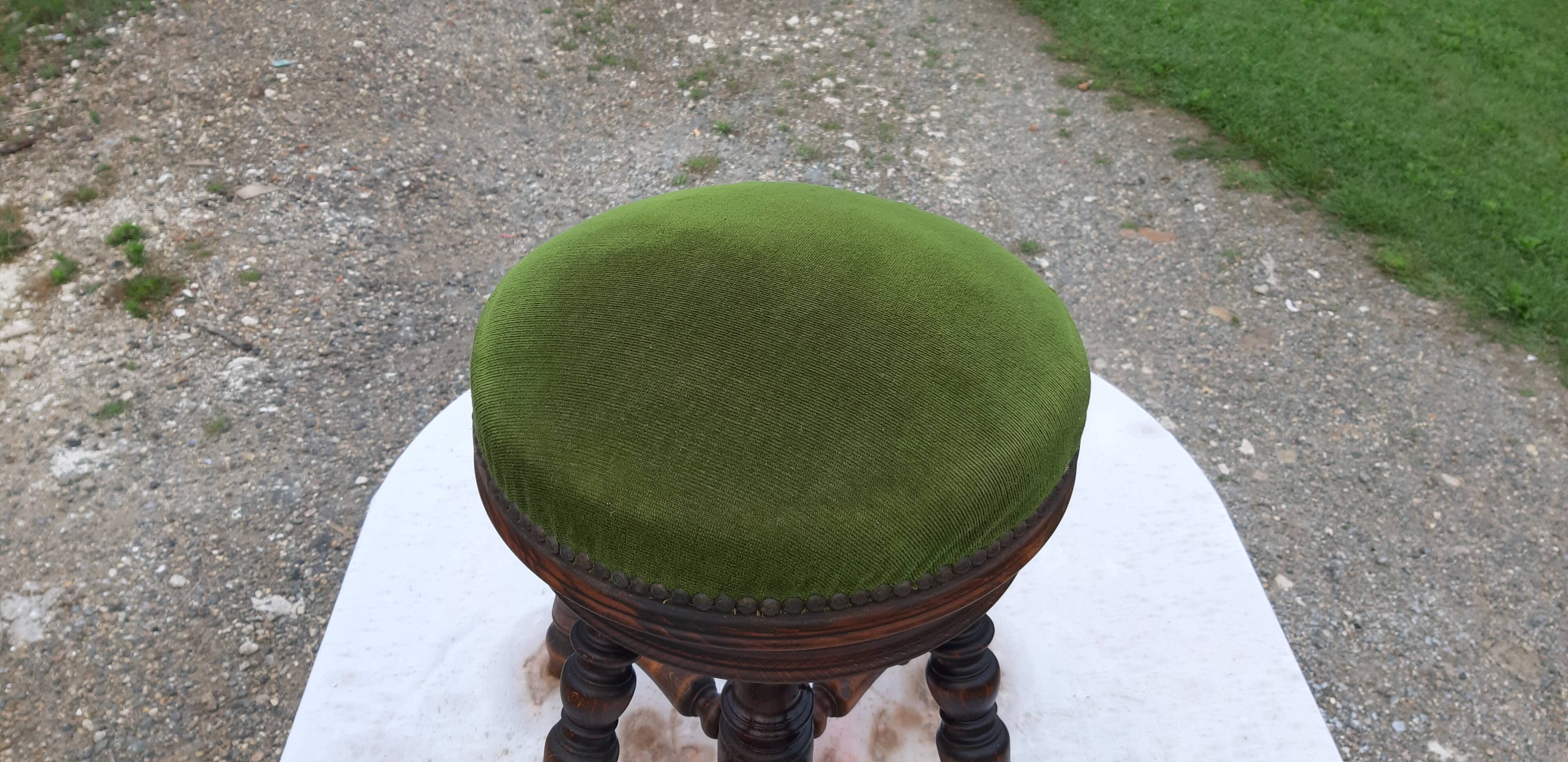 Piano chène and velvet tabouret