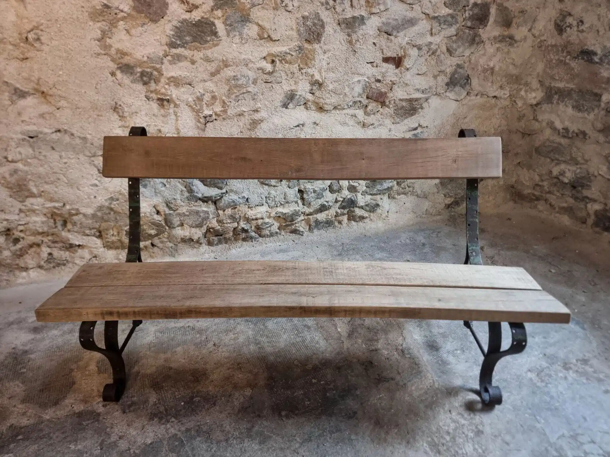Banc de jardin ancien avec base en fer forgé et assise en chêne